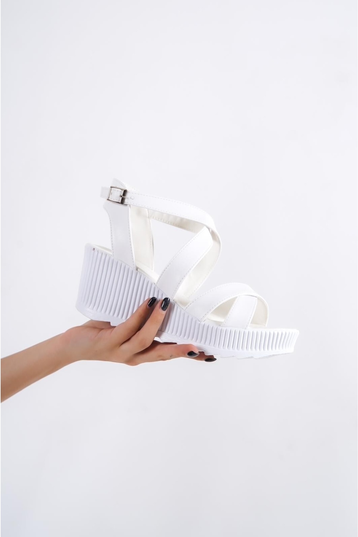 Beyaz Dolgu Topuk Sandalet