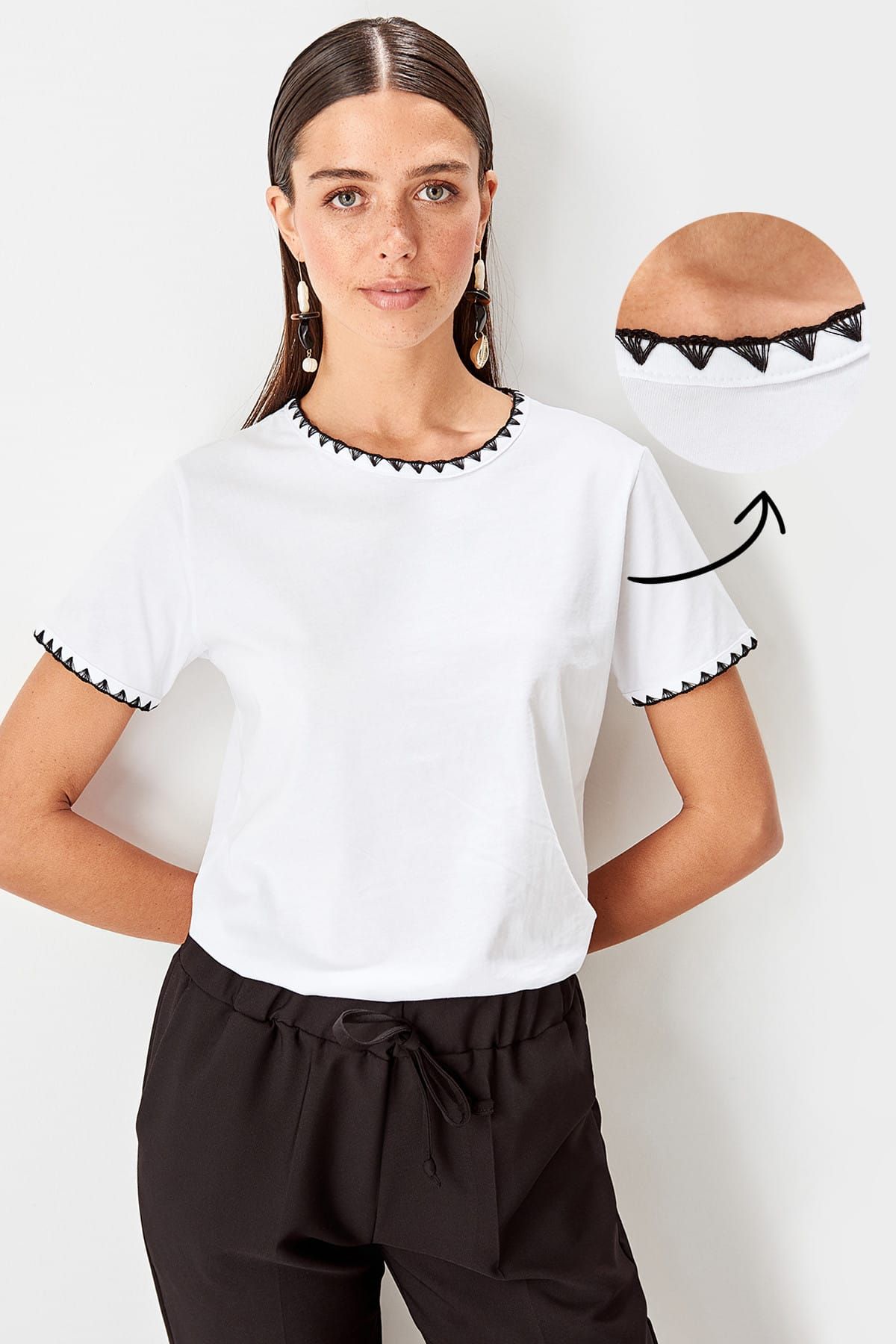 Trendyol Collection-Weißes Basic-Strick-T-Shirt aus 100 % Baumwolle mit Rundhalsausschnitt und Kontrastnähten TWOSS19AD0085 5