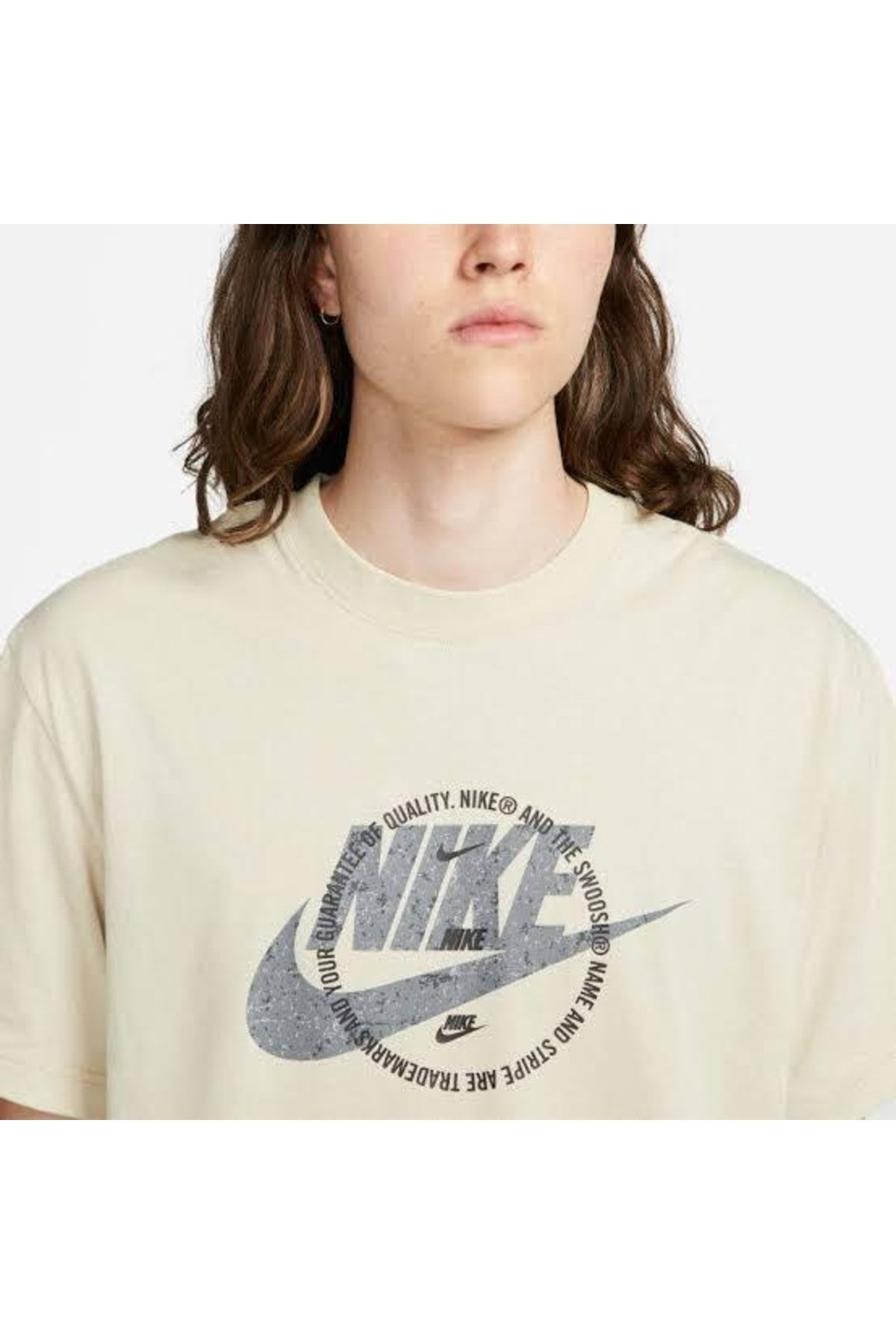 Nike t shirt shop swoosh