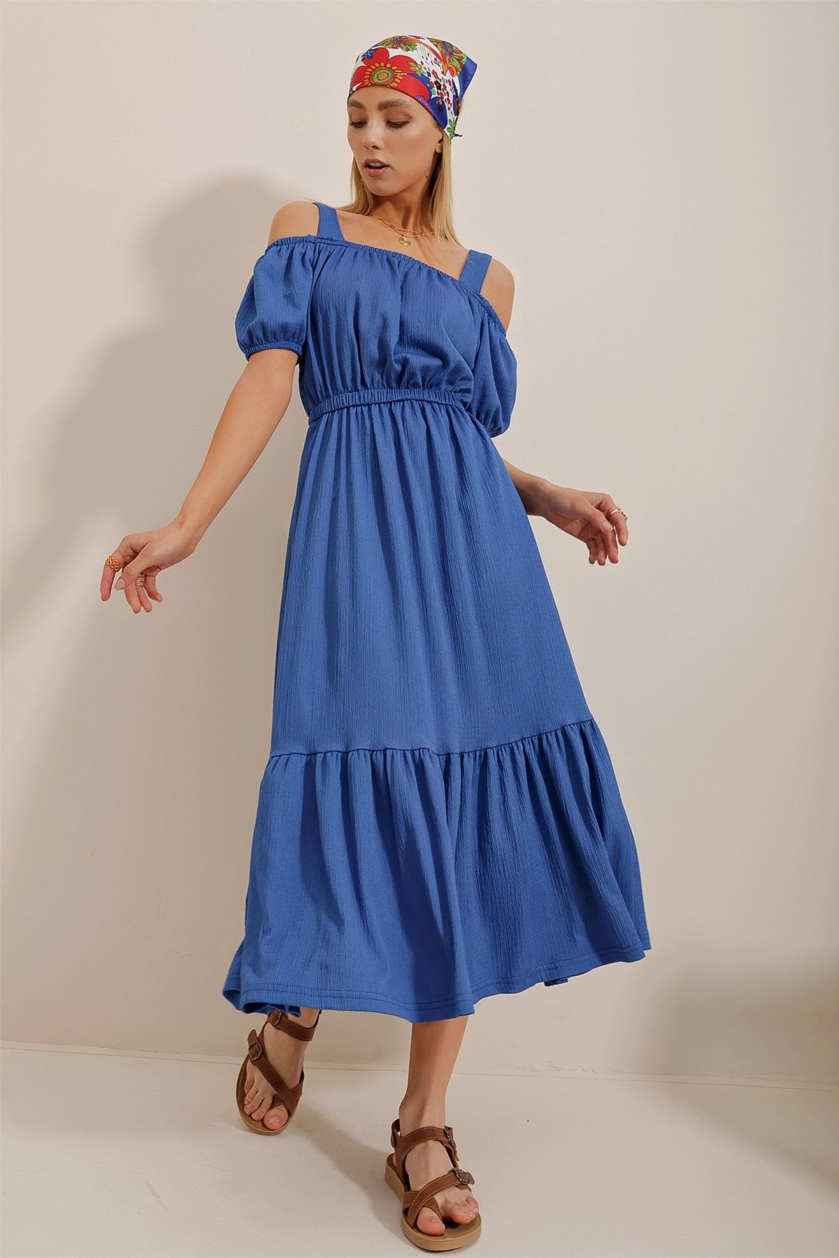 Trend Ala at Stili Women s Saks Madonna Collar Strap Detailed