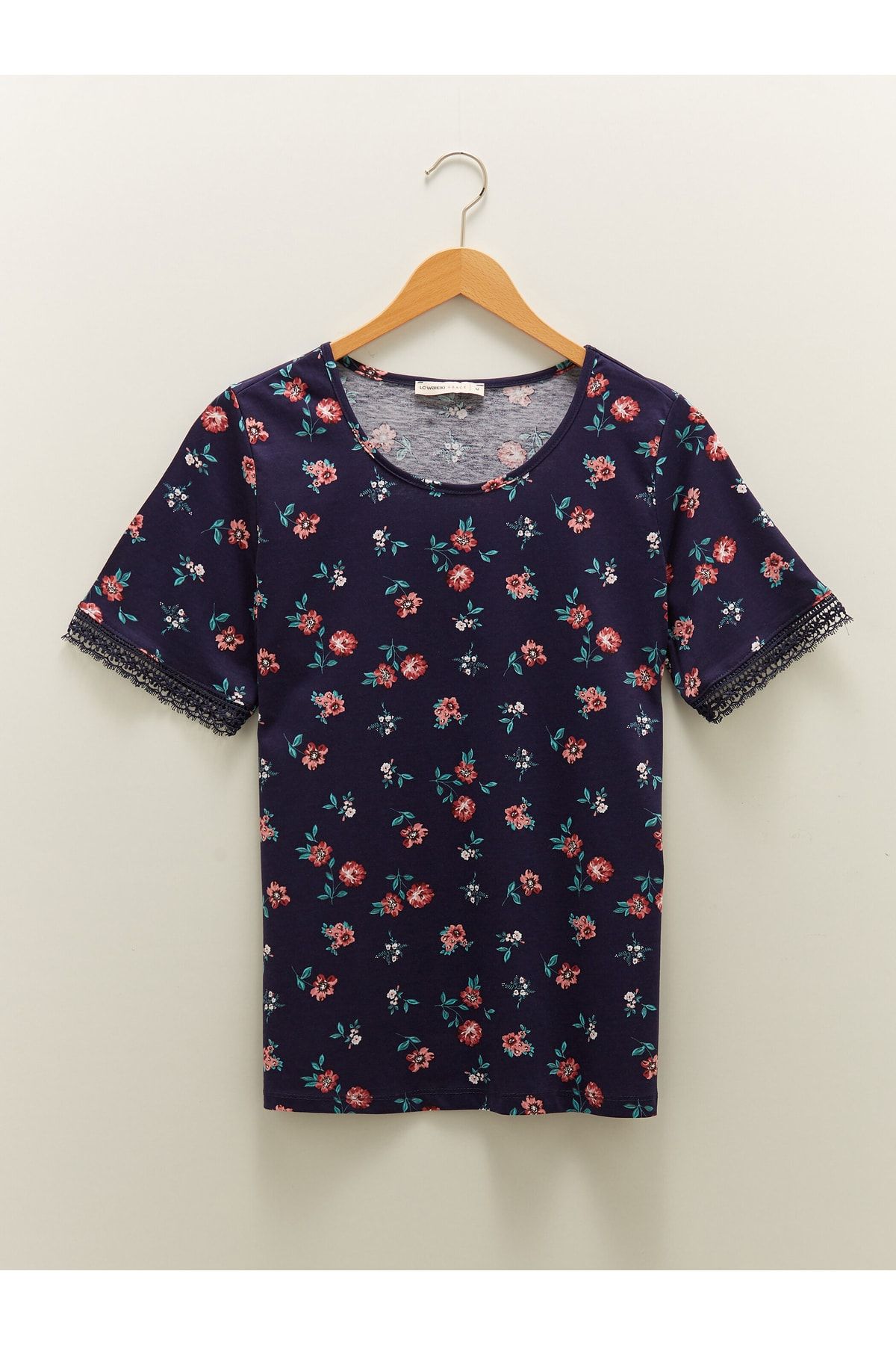 LC Waikiki-Kurzarm-Damenbluse aus Baumwolle mit Rundhalsausschnitt und Blumenmuster 7