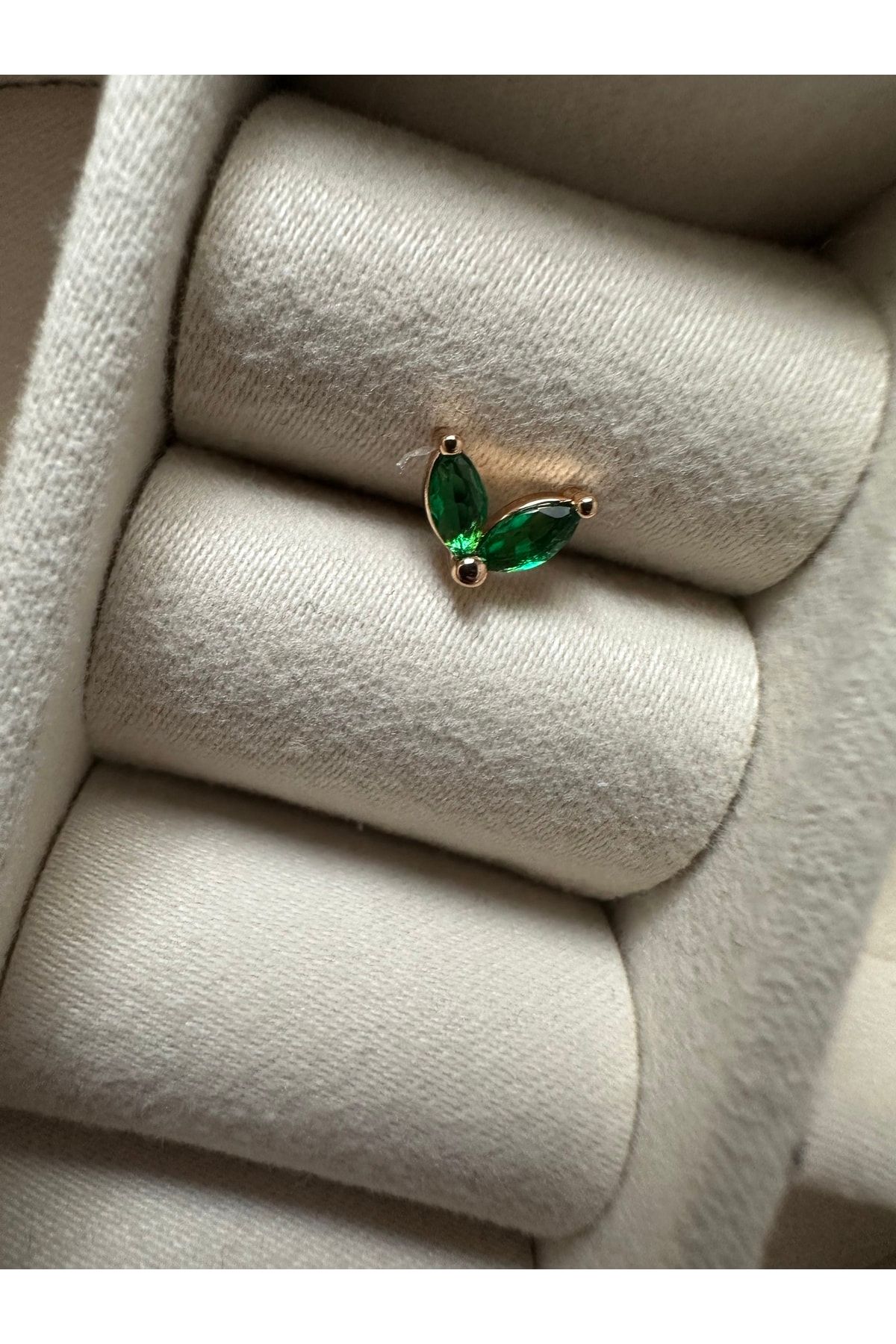 ringbox-Leaf Model Emerald Two Stone Tragus - Cartilage - Piercing 1