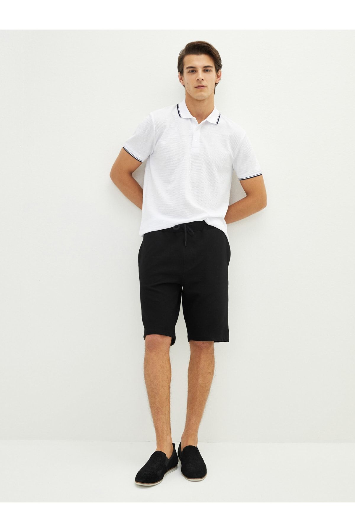 LC Waikiki Shorts Schwarz Mittlerer Bund Fast ausverkauft