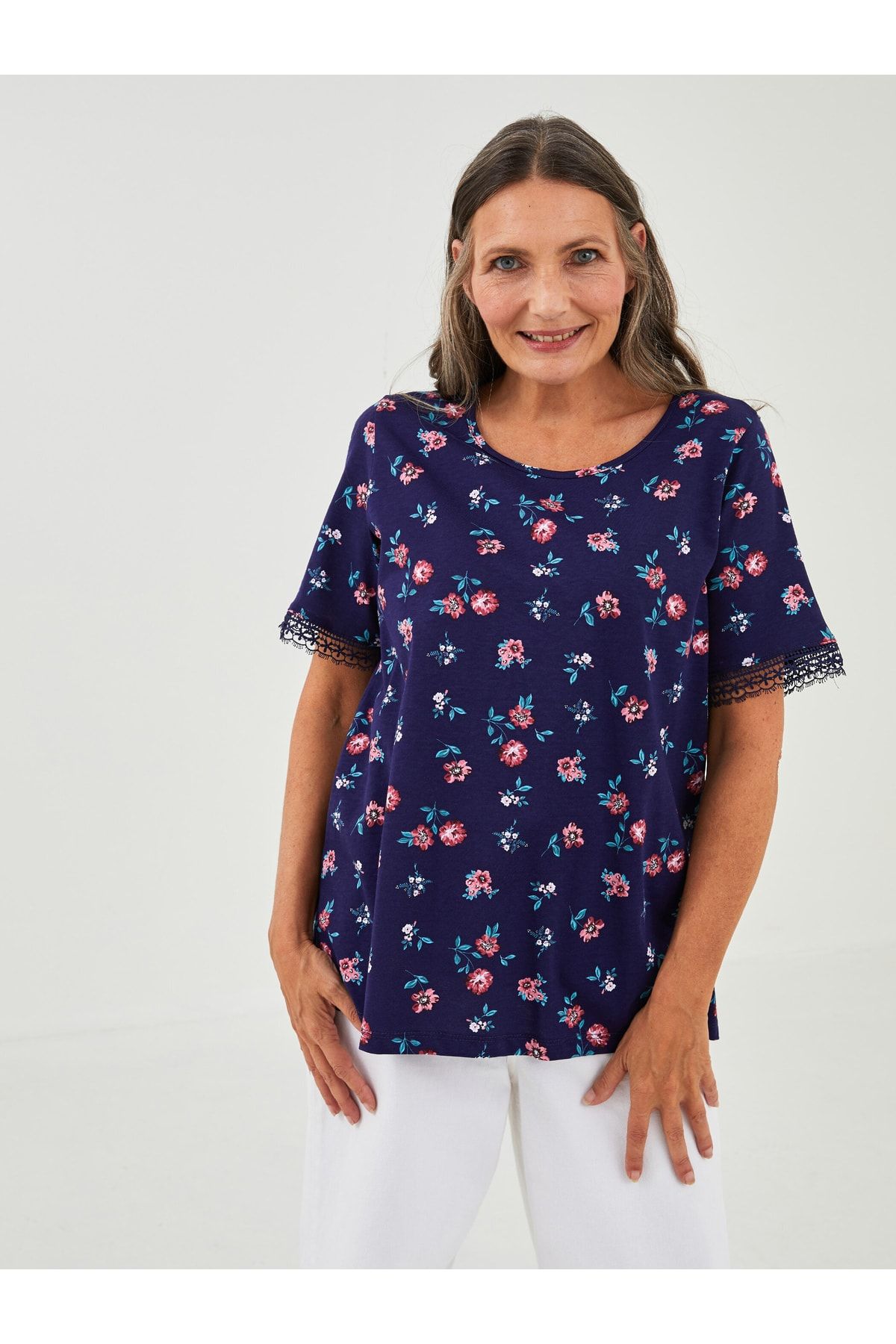 LC Waikiki-Kurzarm-Damenbluse aus Baumwolle mit Rundhalsausschnitt und Blumenmuster 2