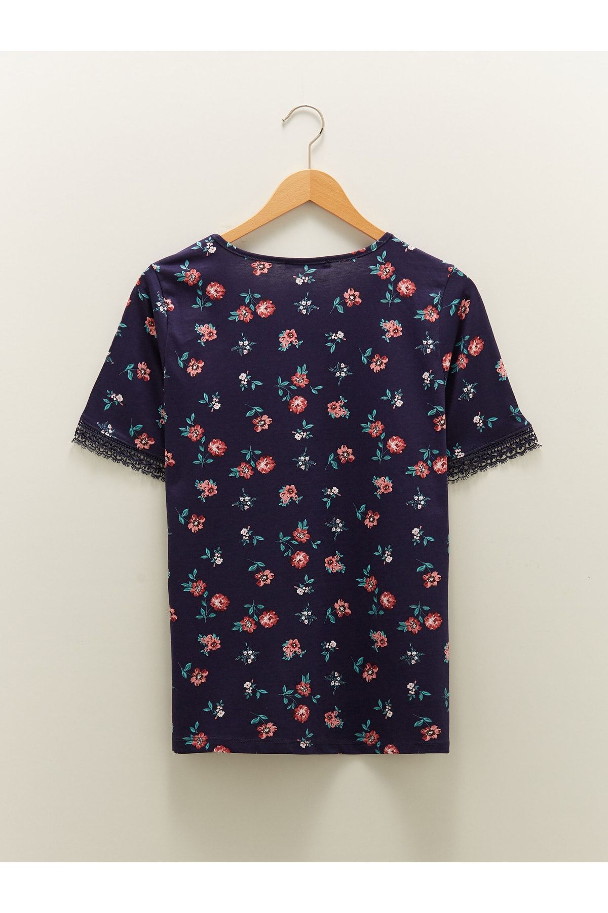 LC Waikiki-Kurzarm-Damenbluse aus Baumwolle mit Rundhalsausschnitt und Blumenmuster 8
