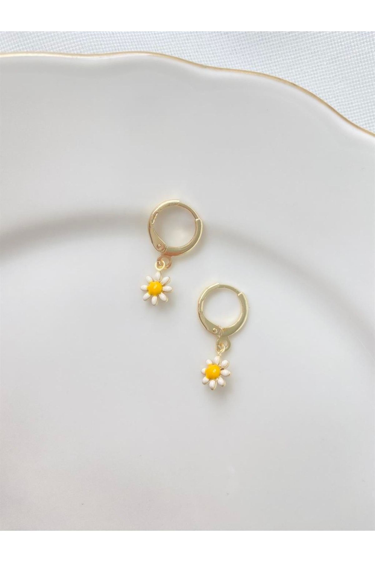 Gold store daisy earrings