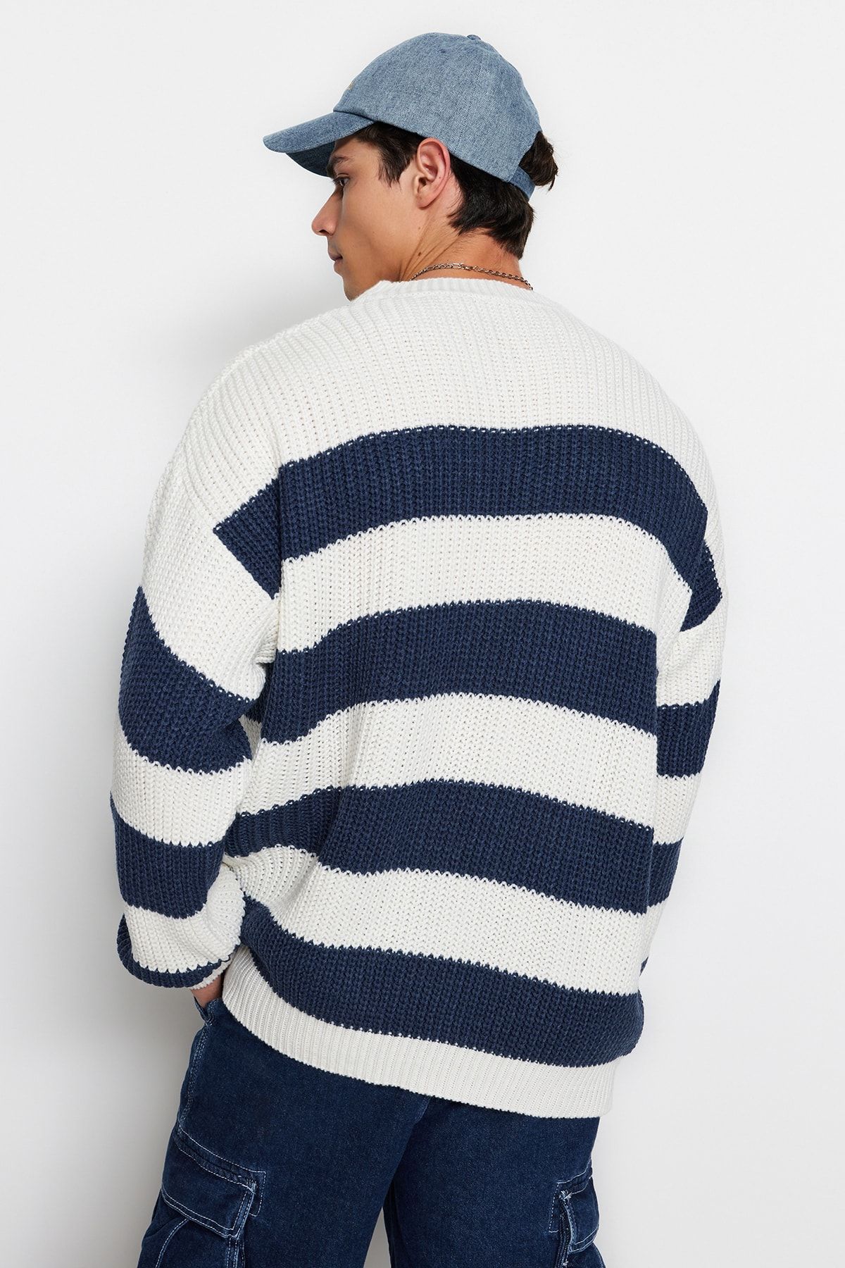 Trendyol Collection-Indigofarbener, lässiger, übergroßer, weit sitzender, gestreifter Strickpullover mit Rundhalsausschnitt TMNAW23KZ00106 3