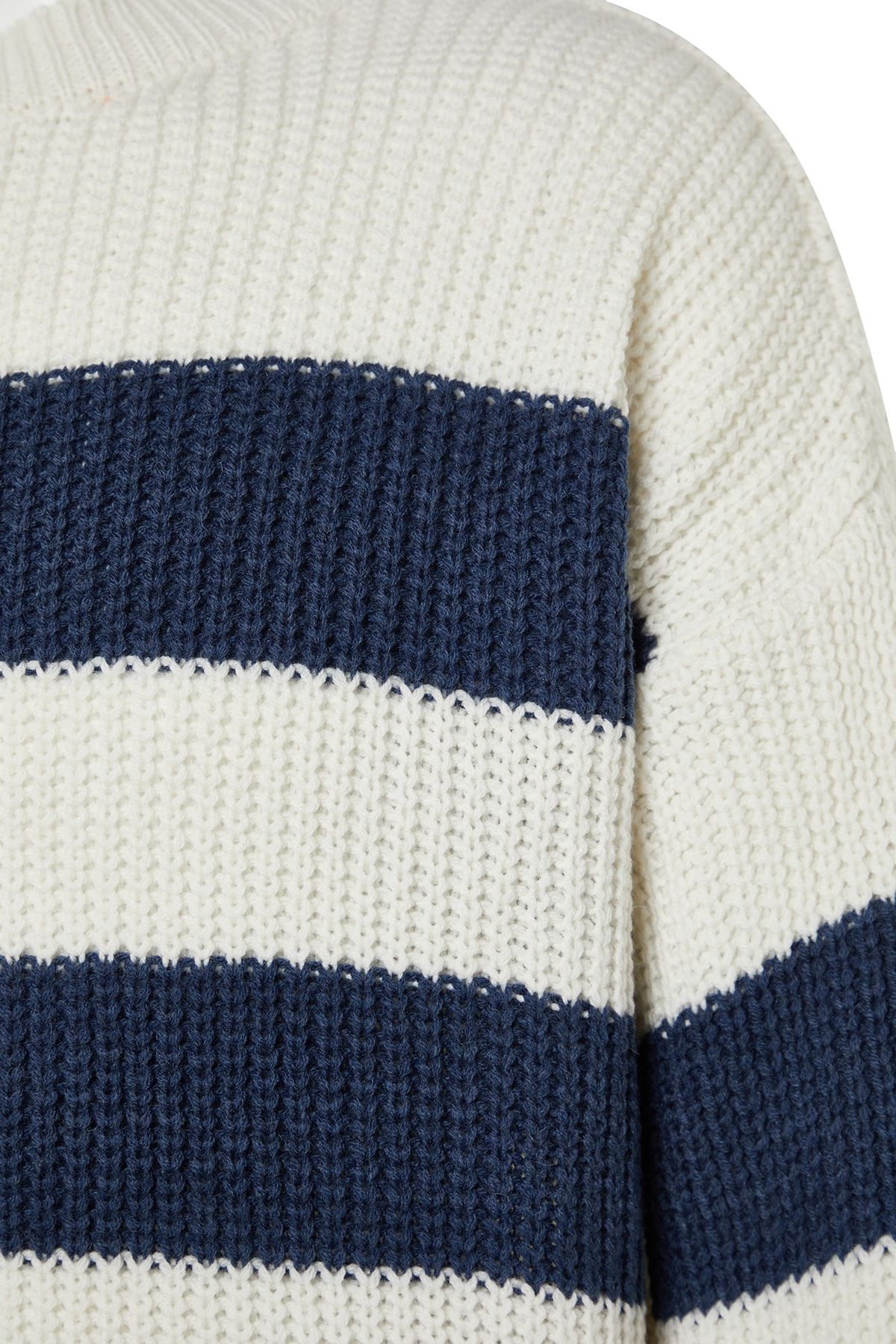 Trendyol Collection-Indigofarbener, lässiger, übergroßer, weit sitzender, gestreifter Strickpullover mit Rundhalsausschnitt TMNAW23KZ00106 11