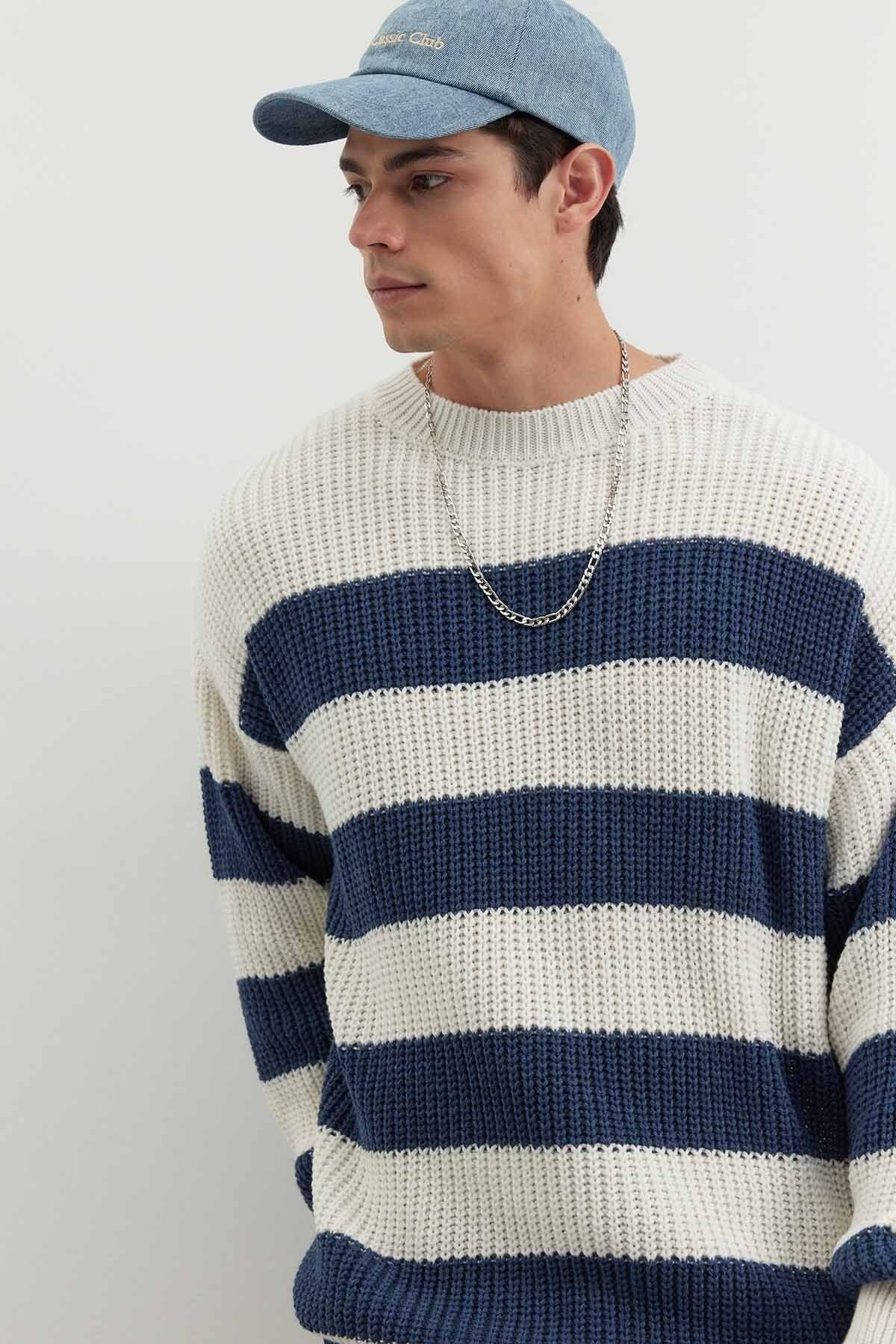 Trendyol Collection-Indigofarbener, lässiger, übergroßer, weit sitzender, gestreifter Strickpullover mit Rundhalsausschnitt TMNAW23KZ00106 13