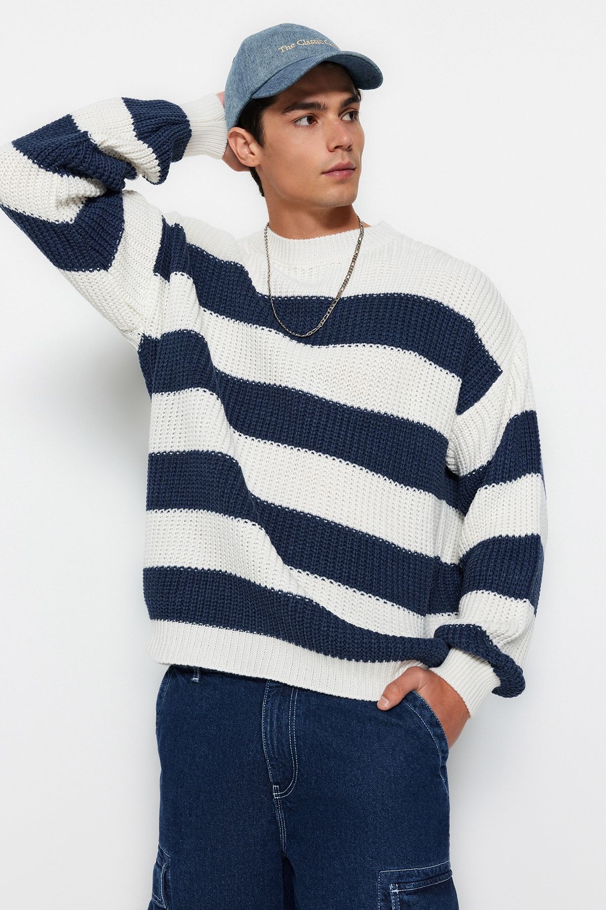 Trendyol Collection-Indigofarbener, lässiger, übergroßer, weit sitzender, gestreifter Strickpullover mit Rundhalsausschnitt TMNAW23KZ00106 4