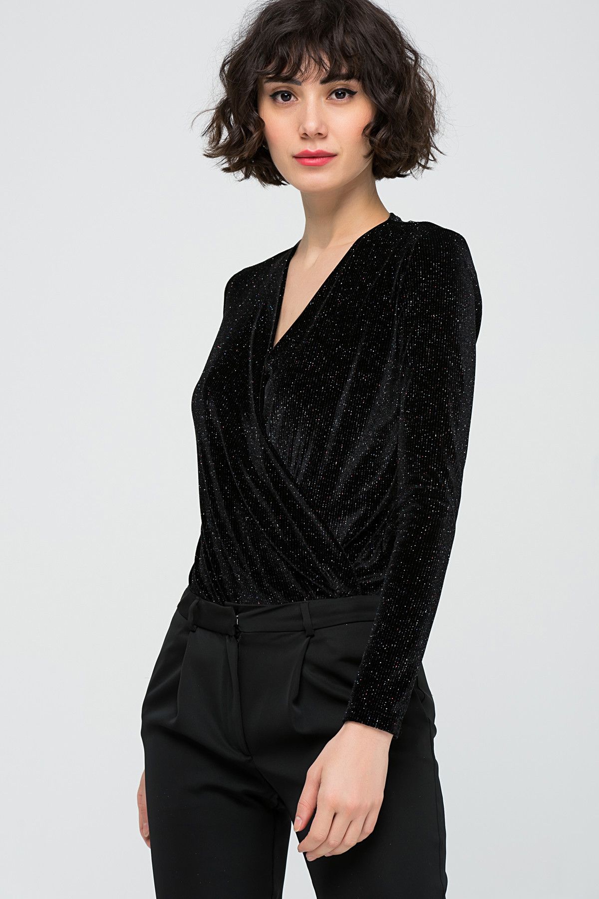 https www trendyol com laranor kadin simli siyah alttan citcitli kruvaze bluz 18l6244 p 2297862