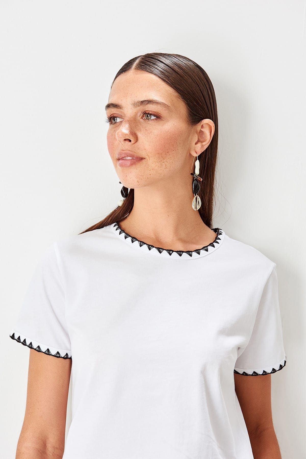Trendyol Collection-Weißes Basic-Strick-T-Shirt aus 100 % Baumwolle mit Rundhalsausschnitt und Kontrastnähten TWOSS19AD0085 7