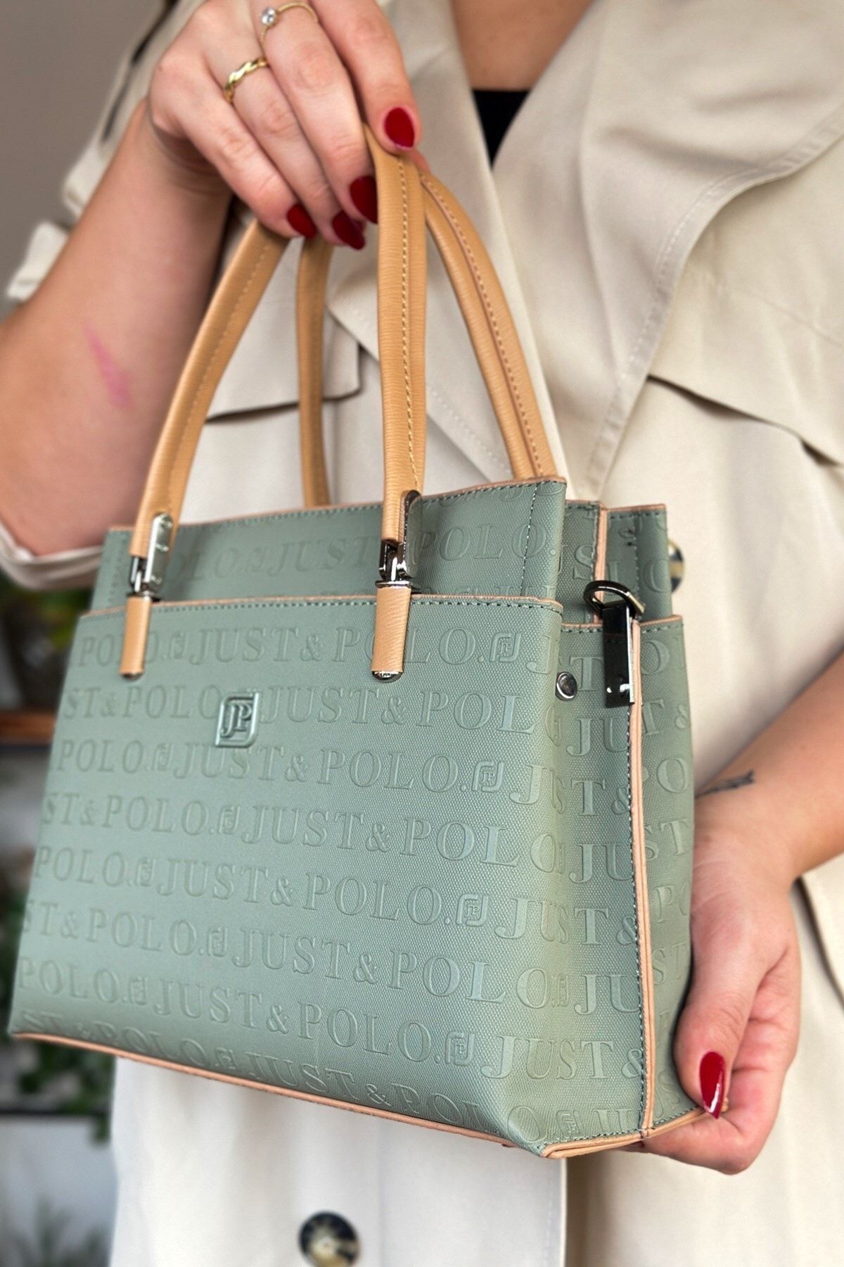 Hand deals strap bag