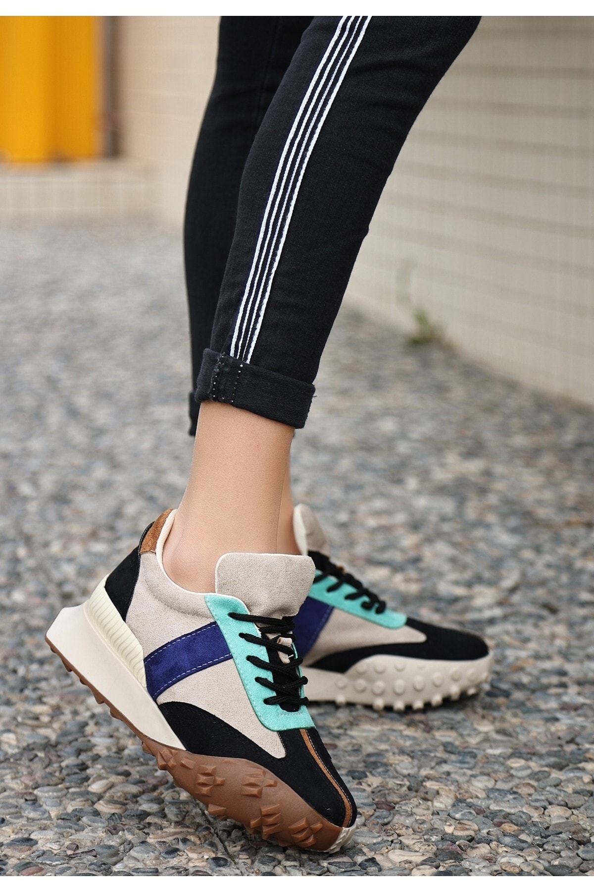 Sali Siyah Süet Su Yeşili Detaylı Spor Ayakkabı