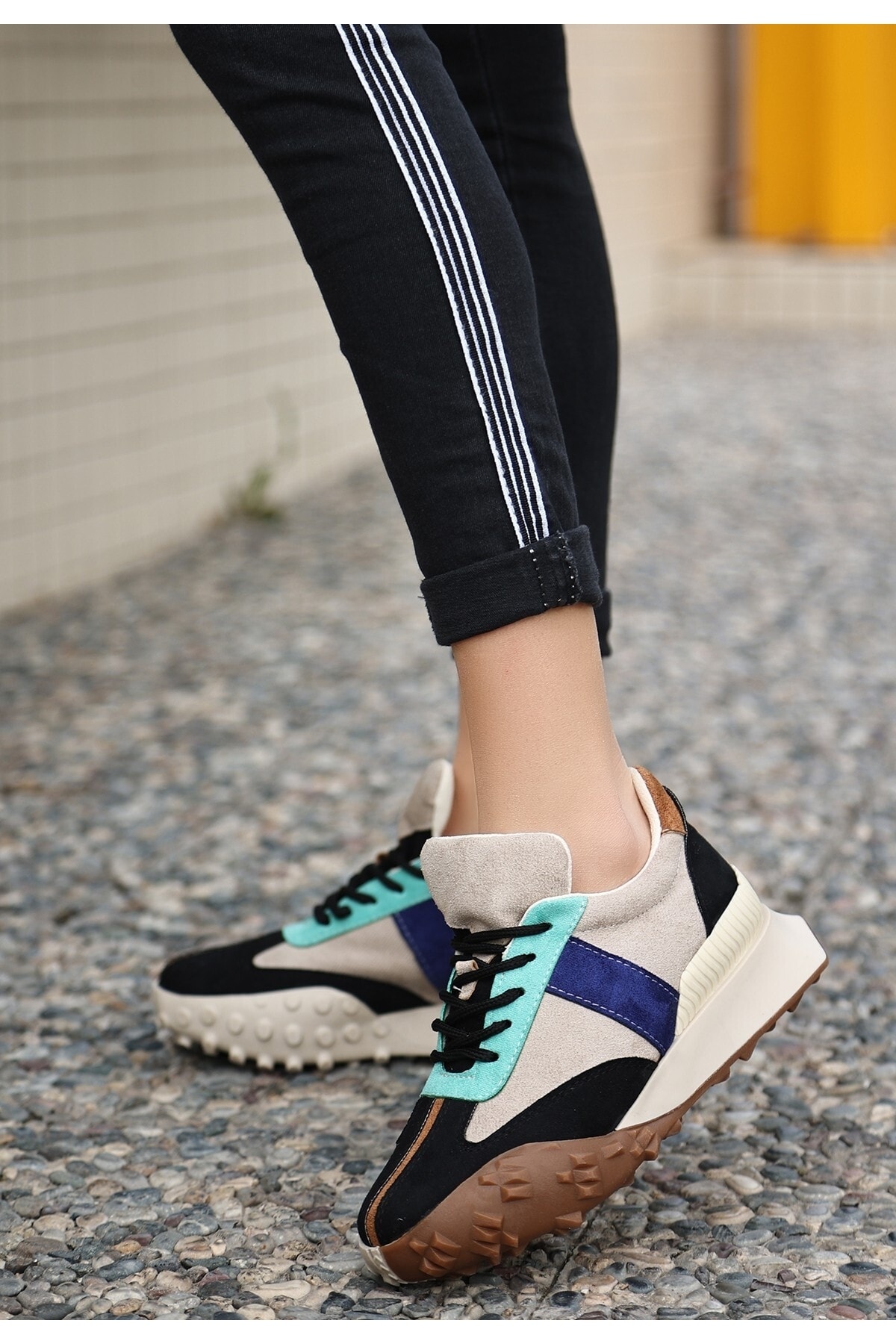 Sali Siyah Süet Su Yeşili Detaylı Spor Ayakkabı