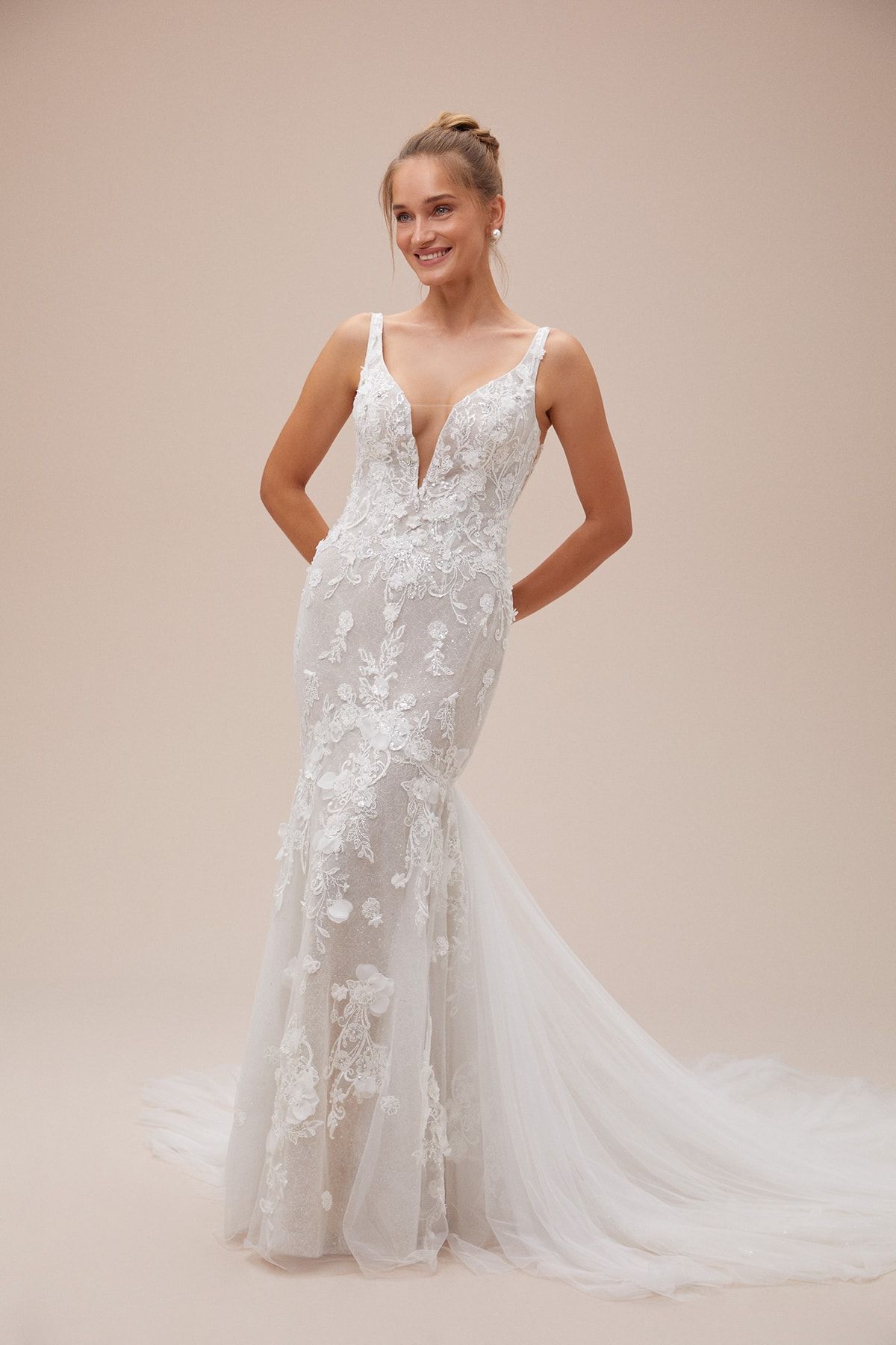 robe de mariée modèle queue de poisson en dentelle et tulle avec applications florales