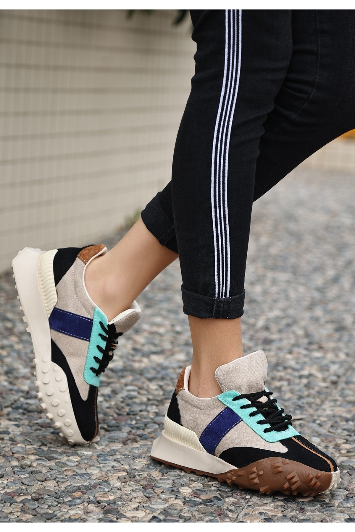 Sali Siyah Süet Su Yeşili Detaylı Spor Ayakkabı