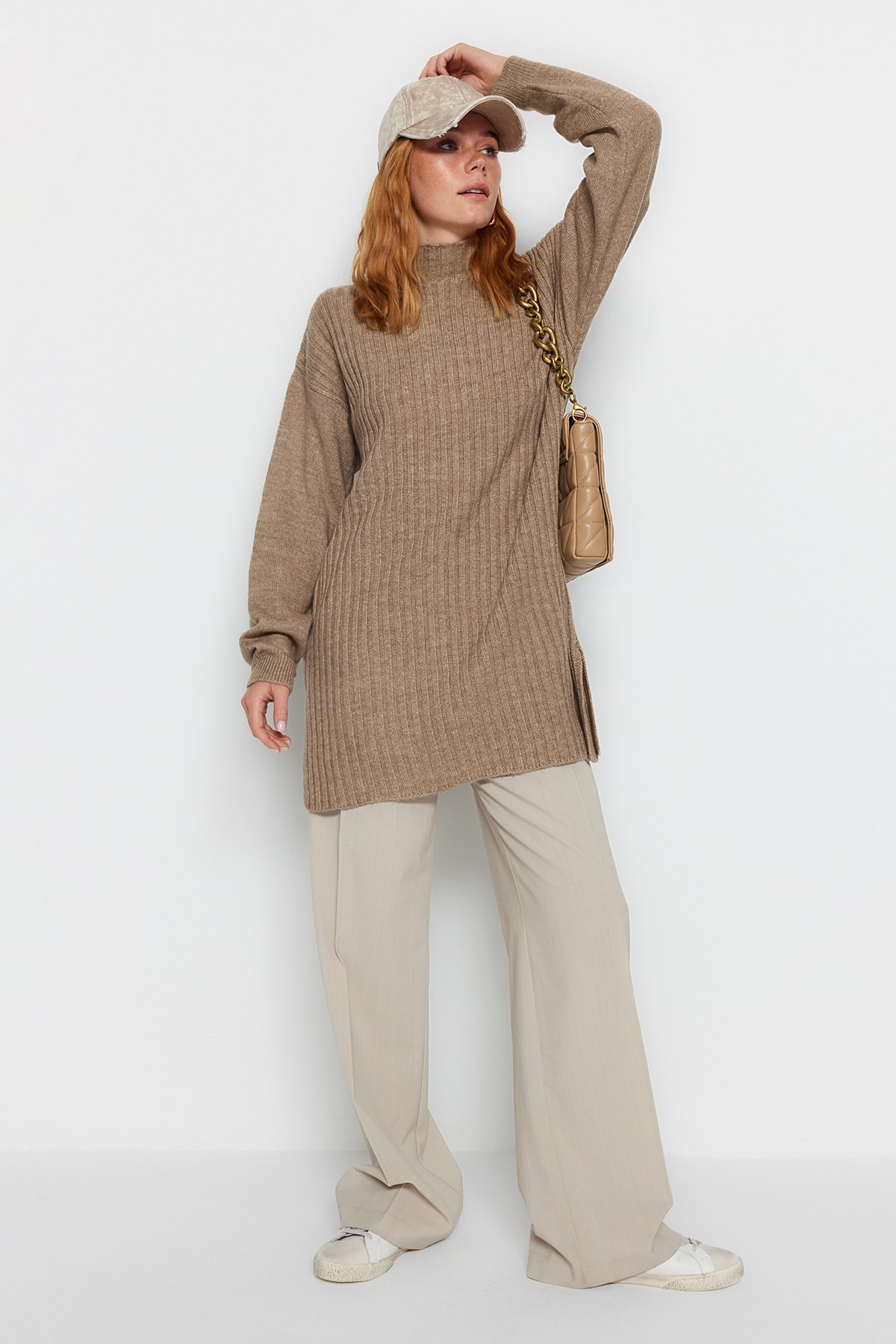 Trendyol Modest Sztruksowy sweter z dzianiny taupe i wysokim kołnierzem TCTAW24AK00013