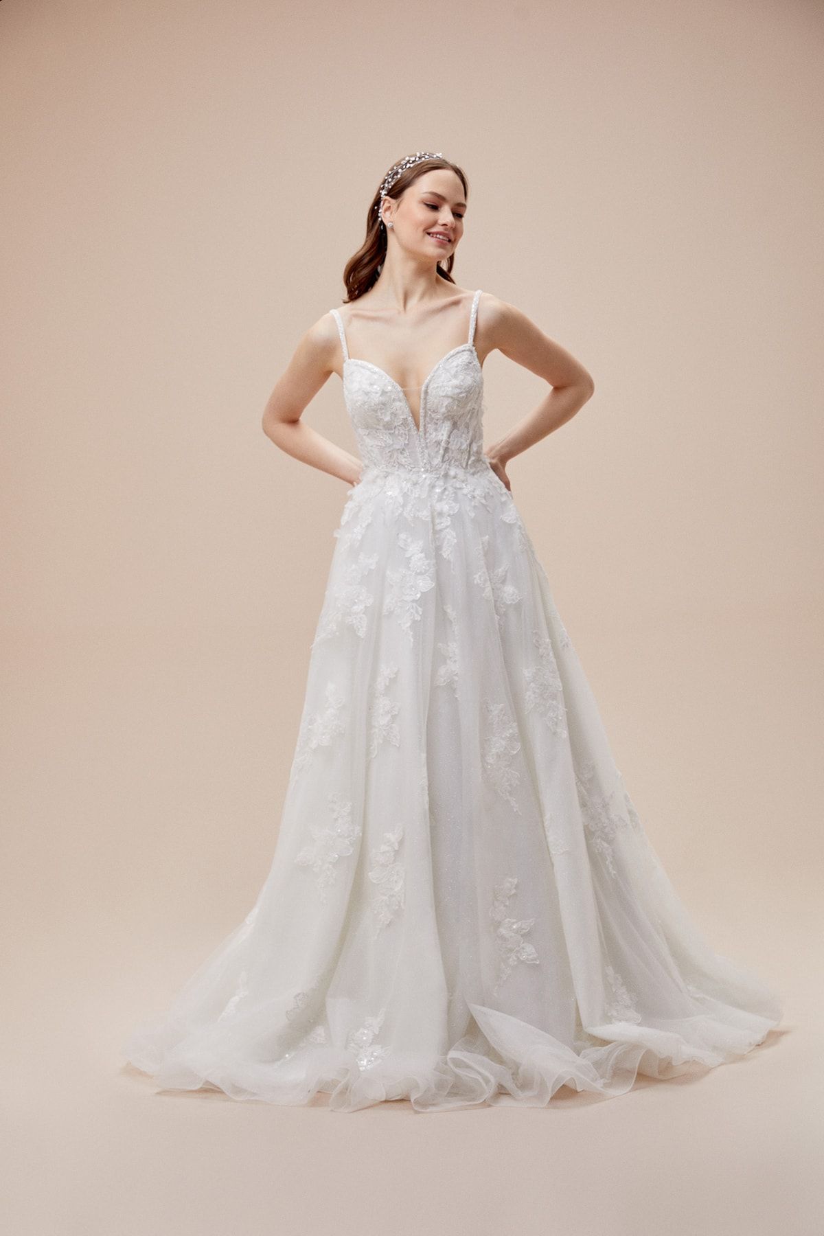 robe de bal à fines bretelles brodées de dentelle