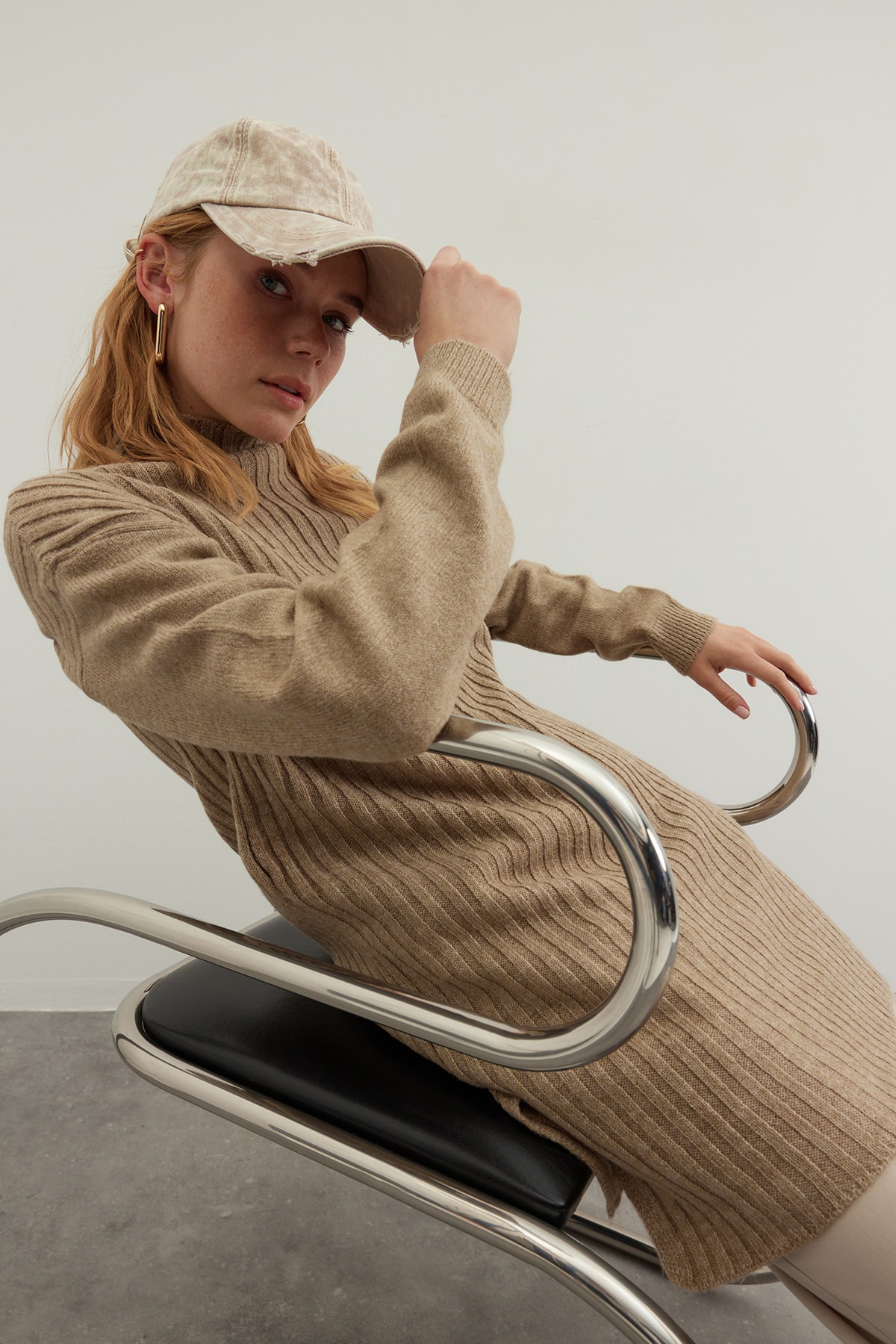 Trendyol Modest Sztruksowy sweter z dzianiny taupe i wysokim kołnierzem TCTAW24AK00013