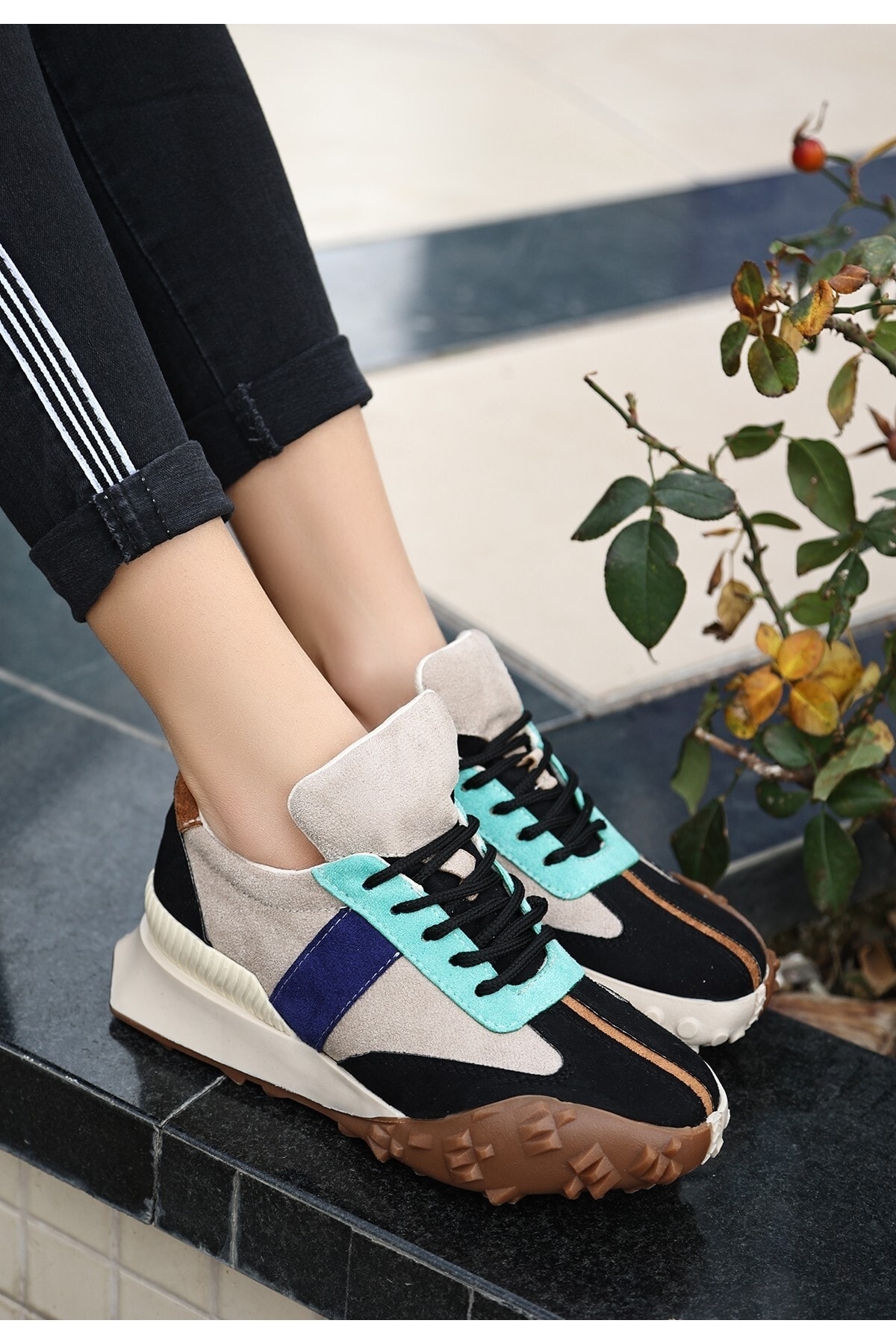 Sali Siyah Süet Su Yeşili Detaylı Spor Ayakkabı