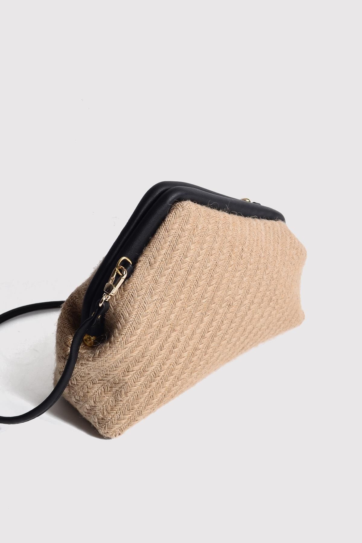 Black straw clutch bag 2025