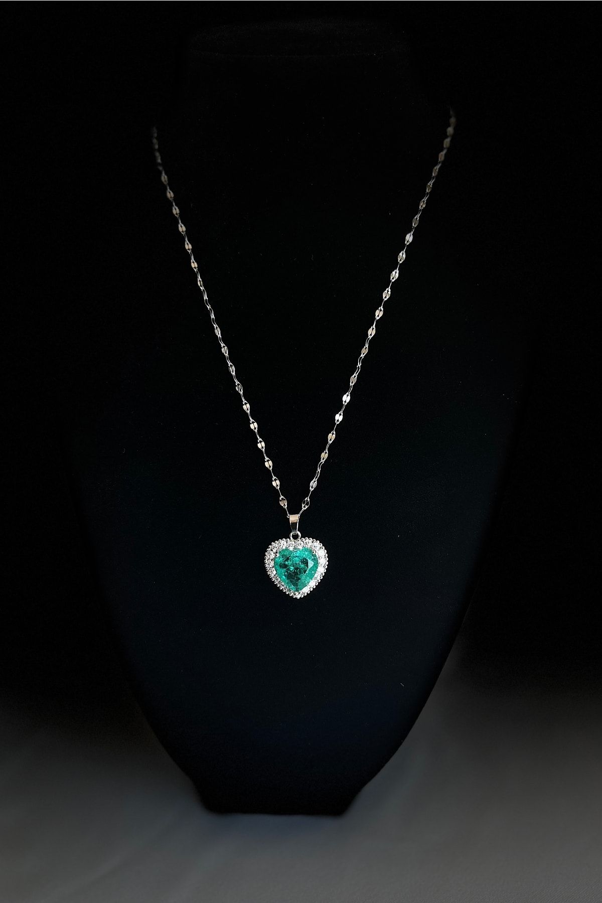 Green hot sale heart necklace