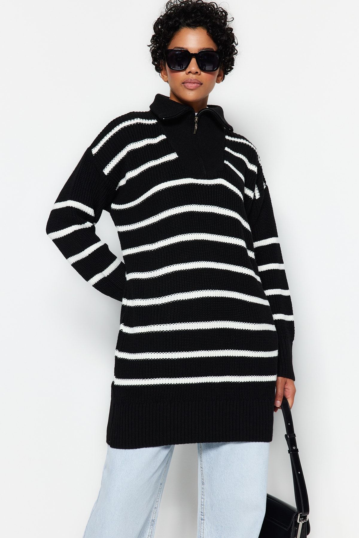 Trendyol Modest-Schwarzer Strickpullover mit gestreiftem Kragen und Reißverschluss TCTAW24AK00037 4
