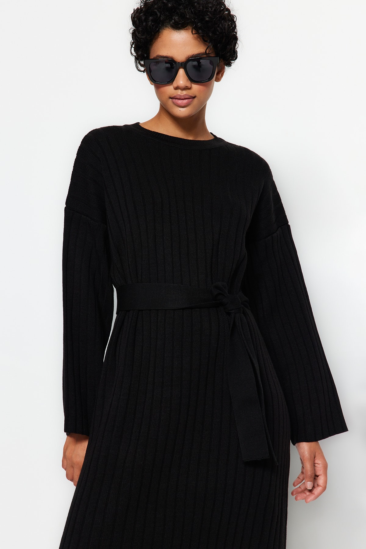 Trendyol Modest Černé žebrované úpletové šaty TCTAW24EB00008