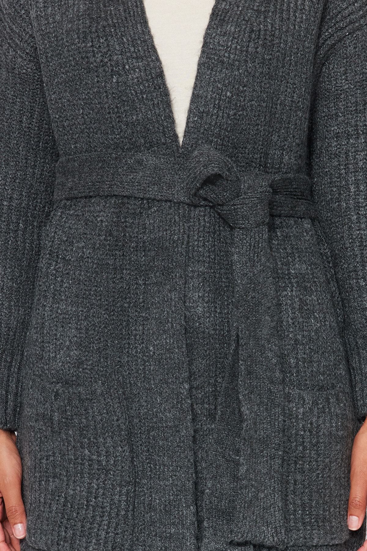 Trendyol Modest-Anthrazitfarbene, lange Thessaloniki-Strickjacke mit Gürtel TCTAW24TH00016 4