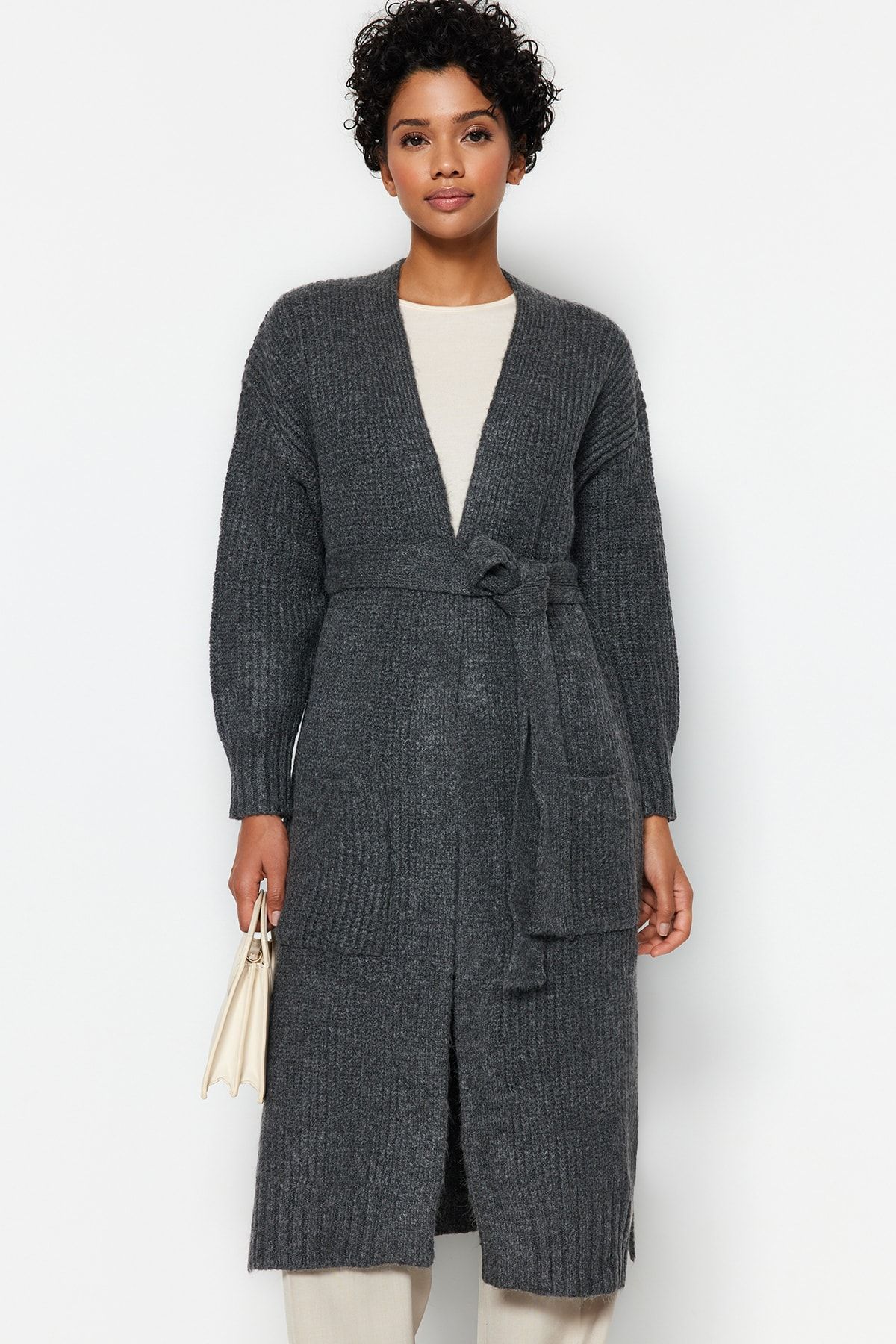 Trendyol Modest-Anthrazitfarbene, lange Thessaloniki-Strickjacke mit Gürtel TCTAW24TH00016 3
