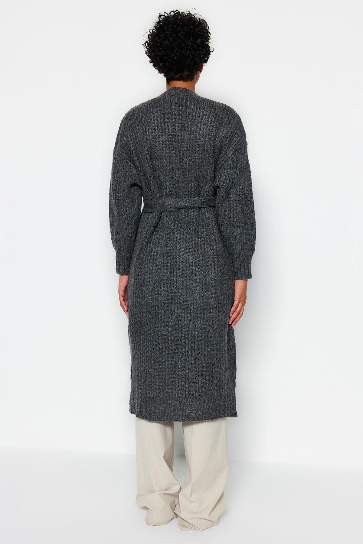 Trendyol Modest-Anthrazitfarbene, lange Thessaloniki-Strickjacke mit Gürtel TCTAW24TH00016 5