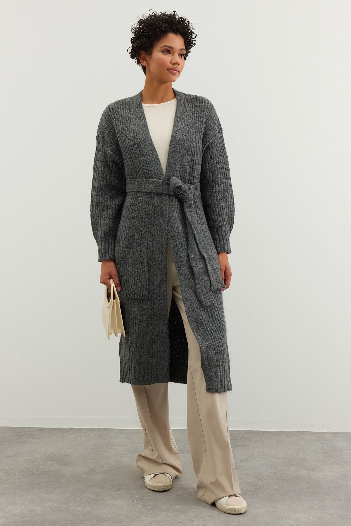 Trendyol Modest-Anthrazitfarbene, lange Thessaloniki-Strickjacke mit Gürtel TCTAW24TH00016 1