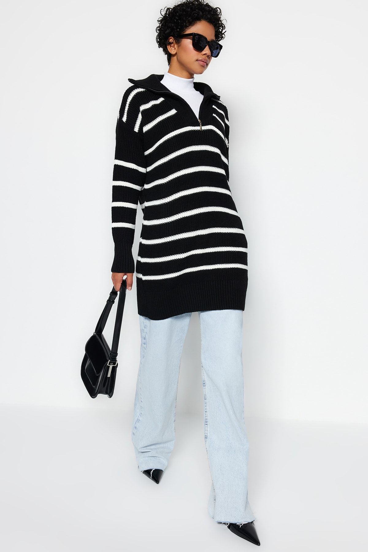 Trendyol Modest-Schwarzer Strickpullover mit gestreiftem Kragen und Reißverschluss TCTAW24AK00037 3