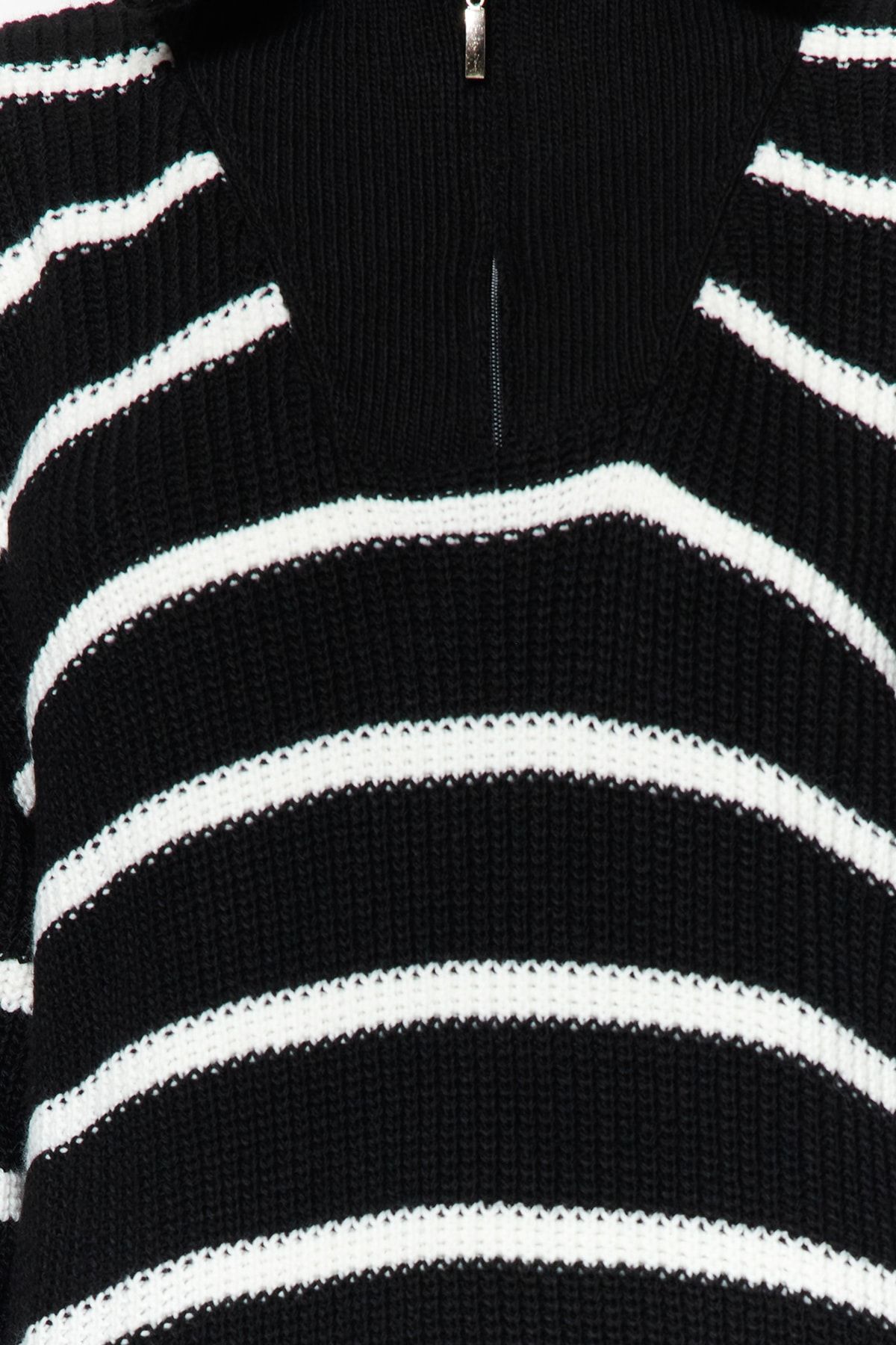 Trendyol Modest-Schwarzer Strickpullover mit gestreiftem Kragen und Reißverschluss TCTAW24AK00037 6