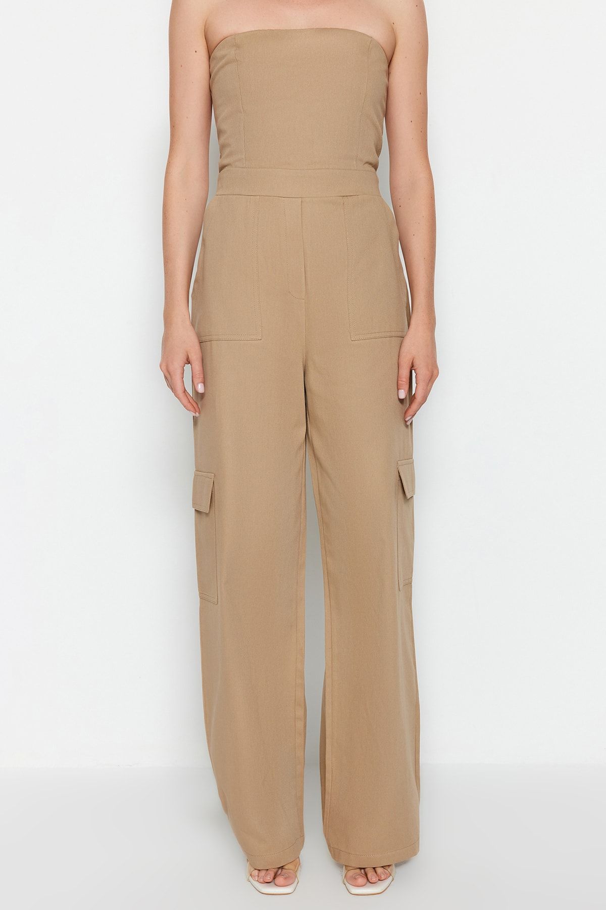 Trendyol Collection-Kamelfarbener Maxi-Jumpsuit aus Webstoff mit Cargo-Taschen und trägerlosem Kragen TWOSS23TU00192 4