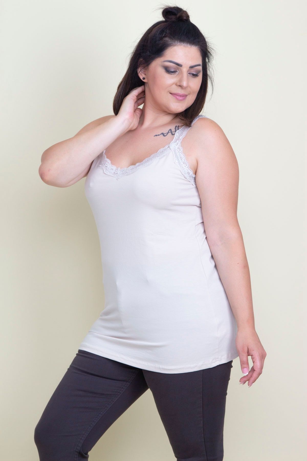 Şans-Damen-Bluse in Übergröße mit Steinspitze und detailliertem Detail 65n17522 8