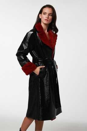 Siyah Rugan Kırmızı Kürk Detaylı Palto 1935