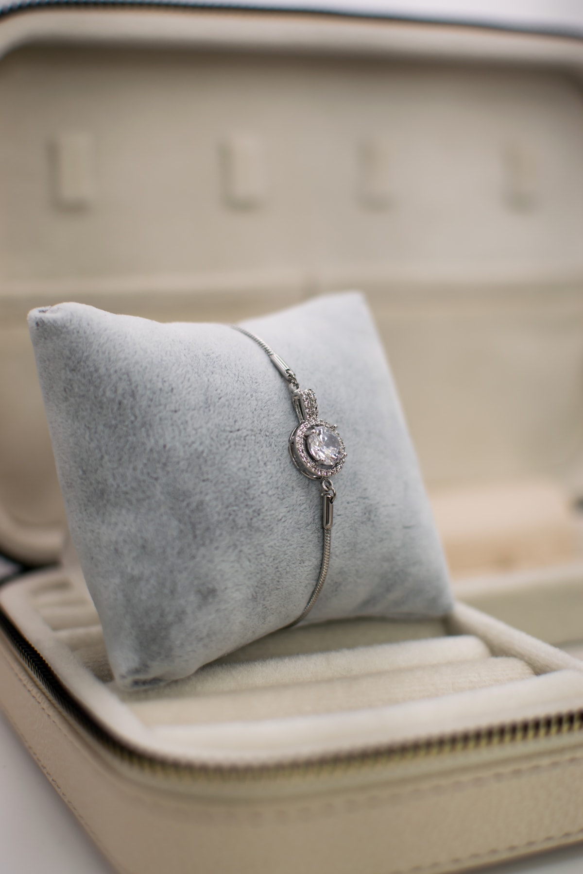 Gümüş Renk Zarif Zirkon Taşlı Bileklik