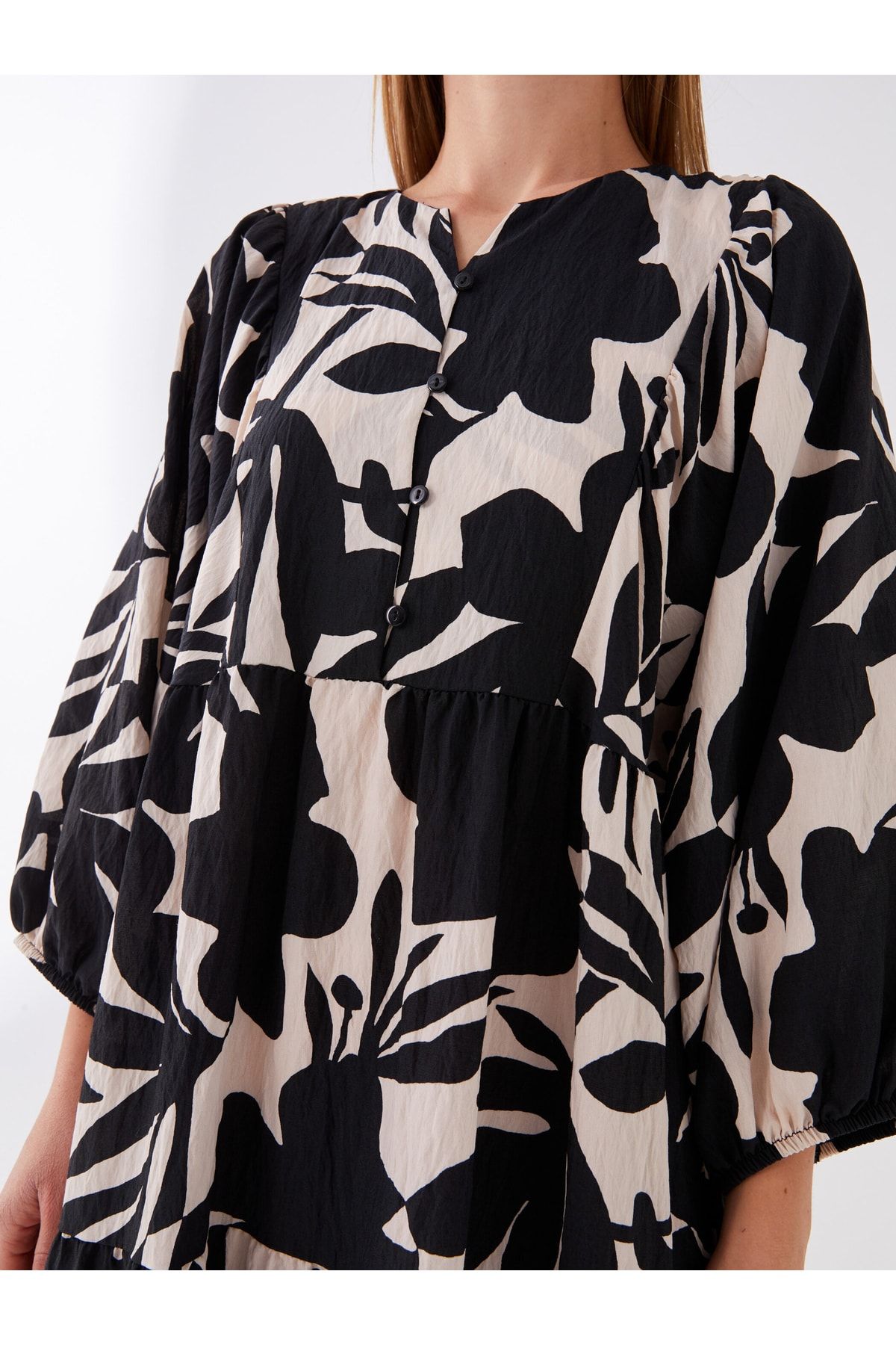 LC Waikiki-Dámské šaty se vzorovaným oversize netěsným límcem 3