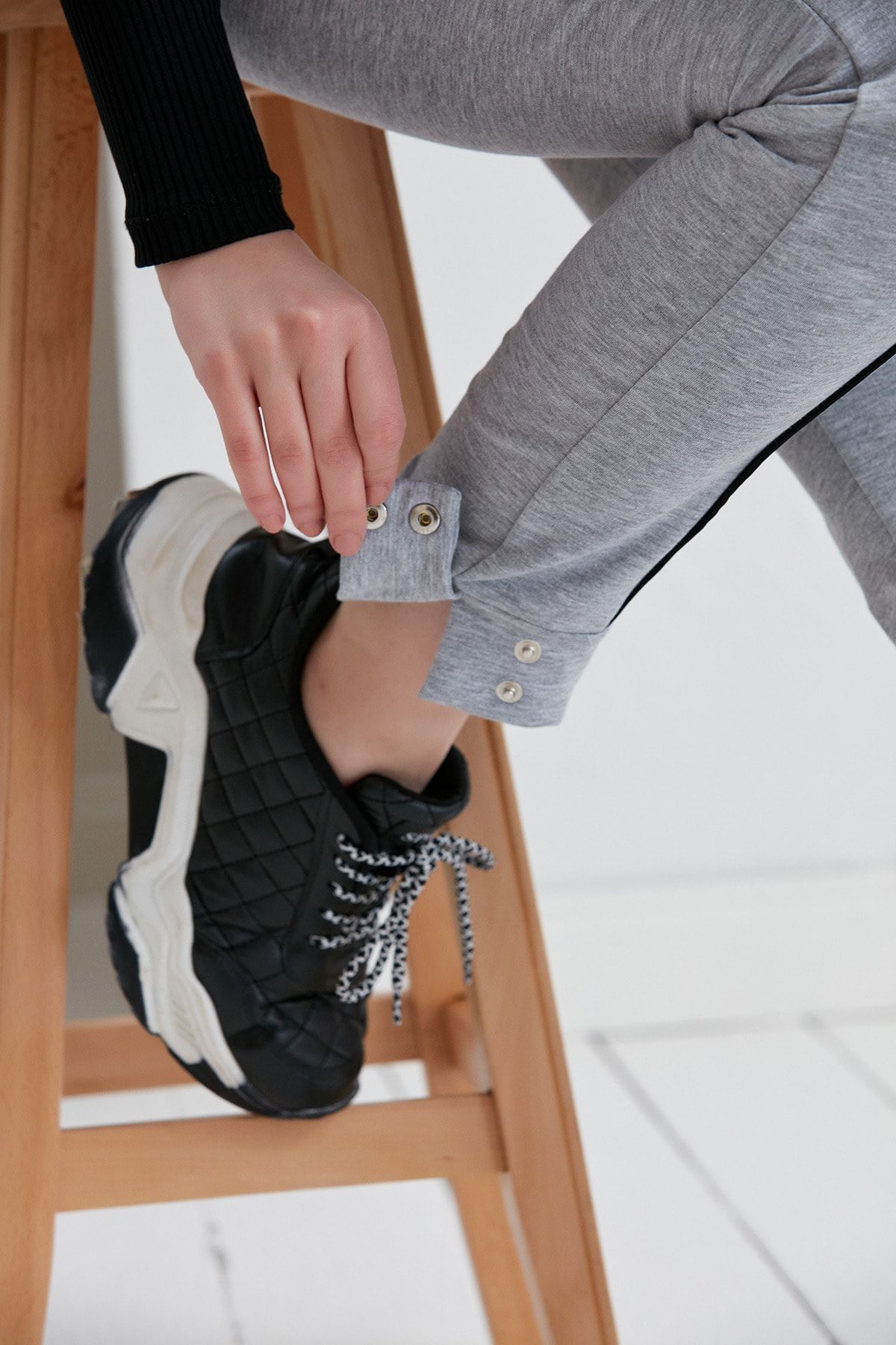 Green Hill-The Sweatpants are Made of Two Thread Fabric with Snap Legs Suitable for Daily Use. 3