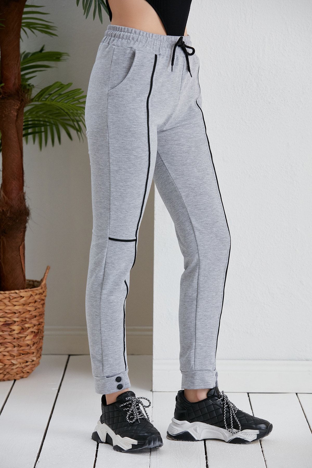 Green Hill-The Sweatpants are Made of Two Thread Fabric with Snap Legs Suitable for Daily Use. 5