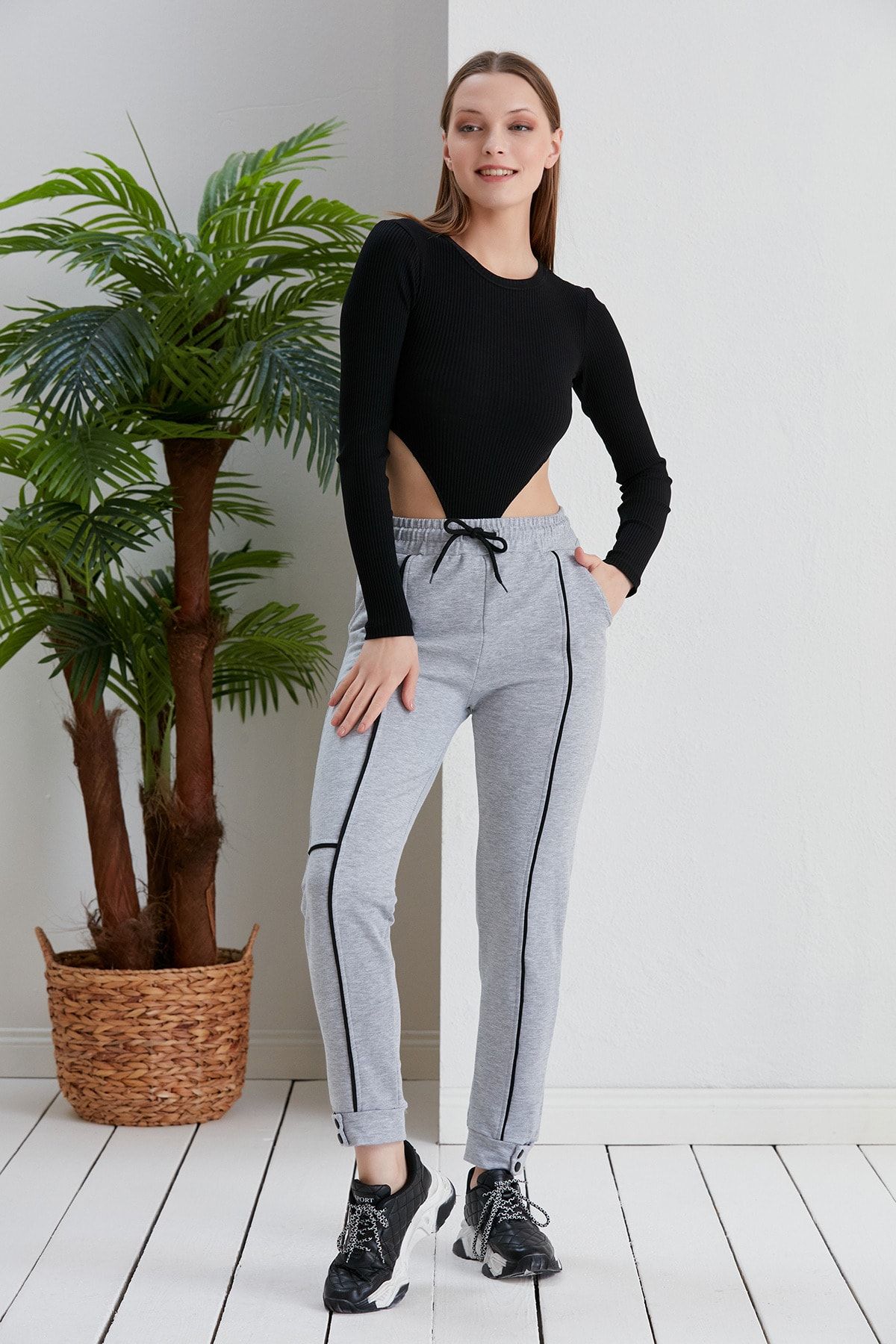 Green Hill-The Sweatpants are Made of Two Thread Fabric with Snap Legs Suitable for Daily Use. 4