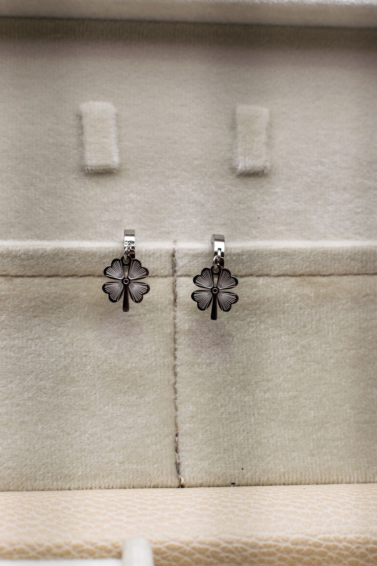 Yonca Model Paslanmaz Çelik Sallantılı Küpe