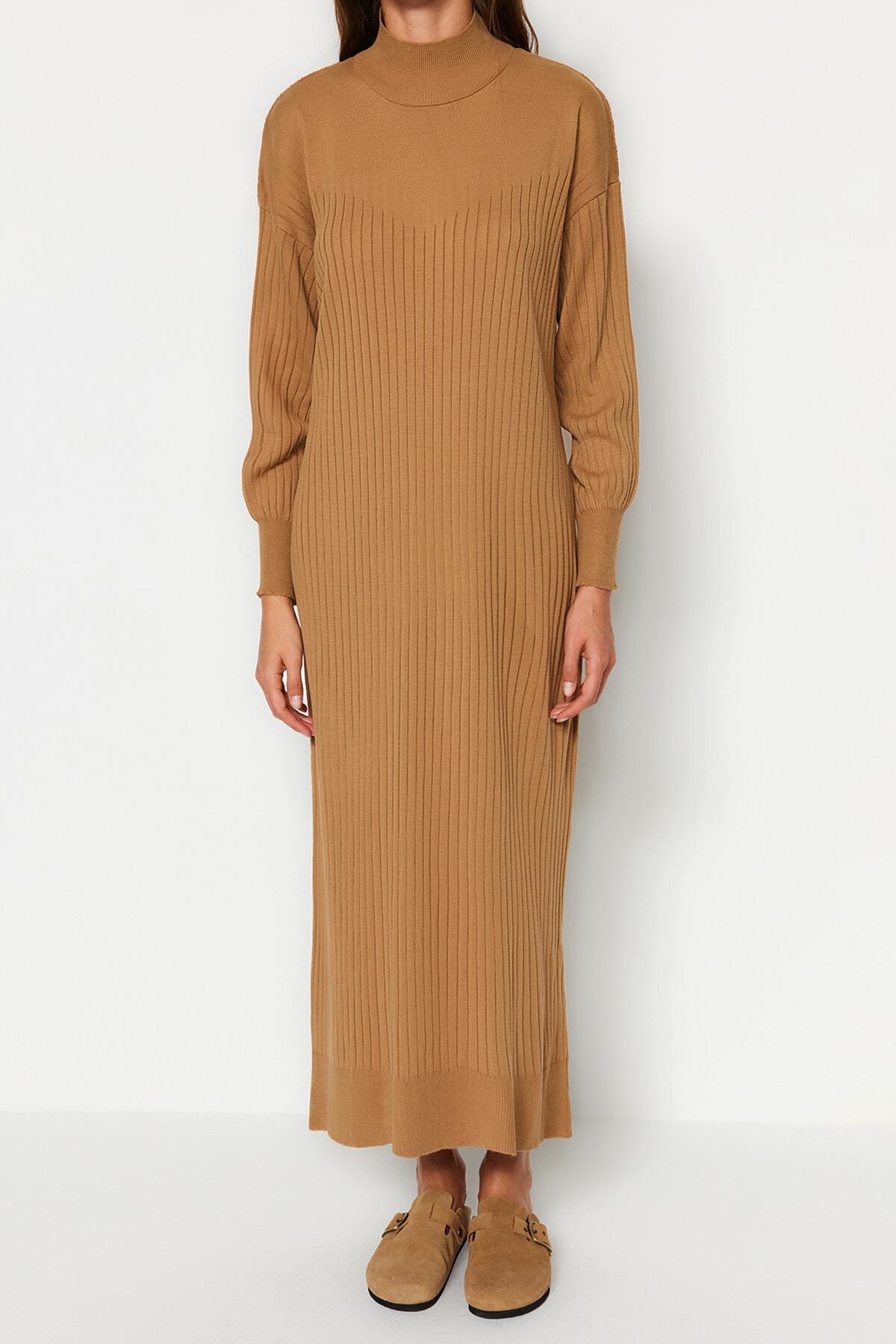 Trendyol Modest Pletené šaty s velbloudím límcem TCTAW24EB00015