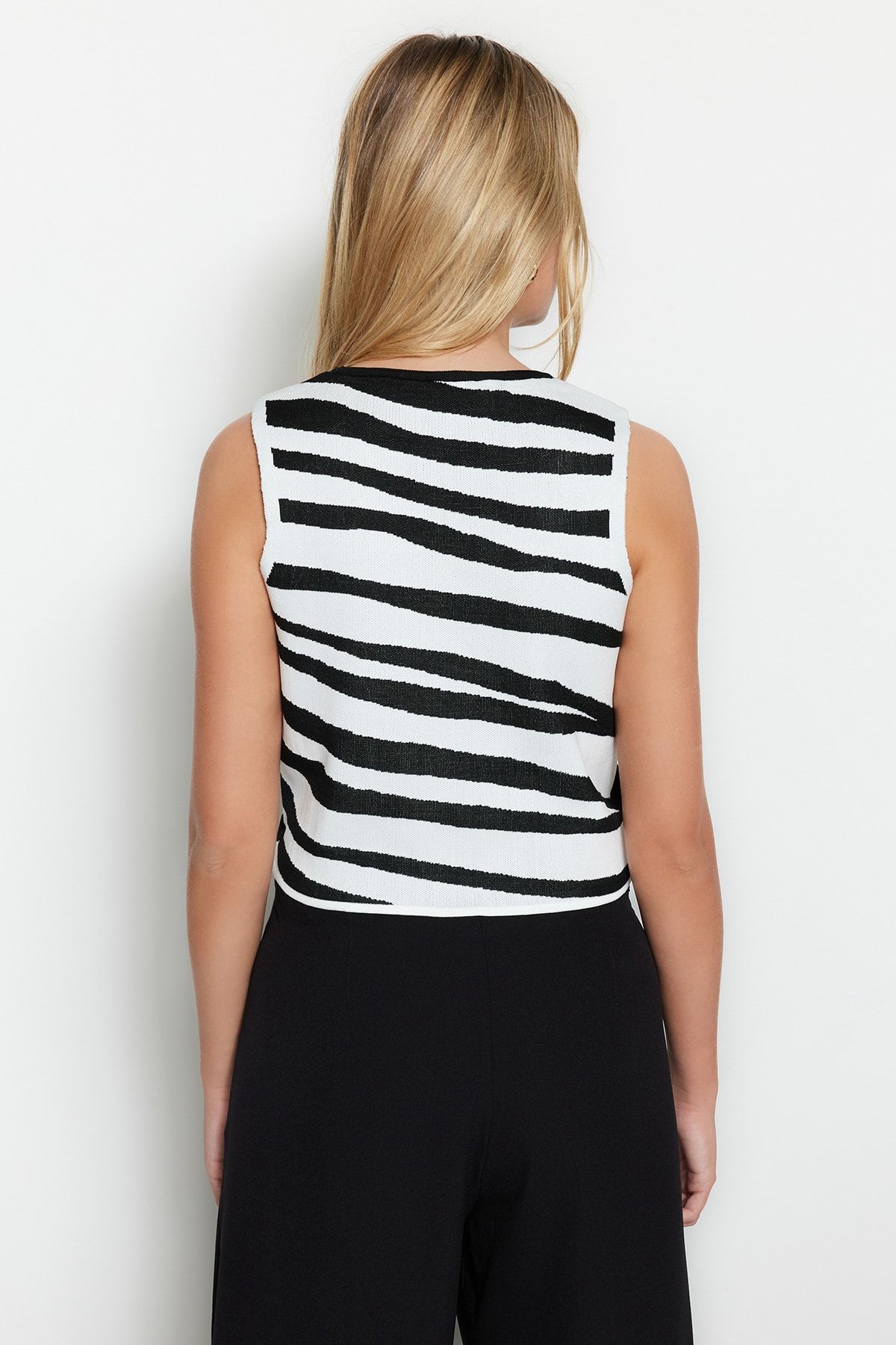 Trendyol Collection-Ecru Crop Knitwear Blouse TWOSS22BZ0787 6