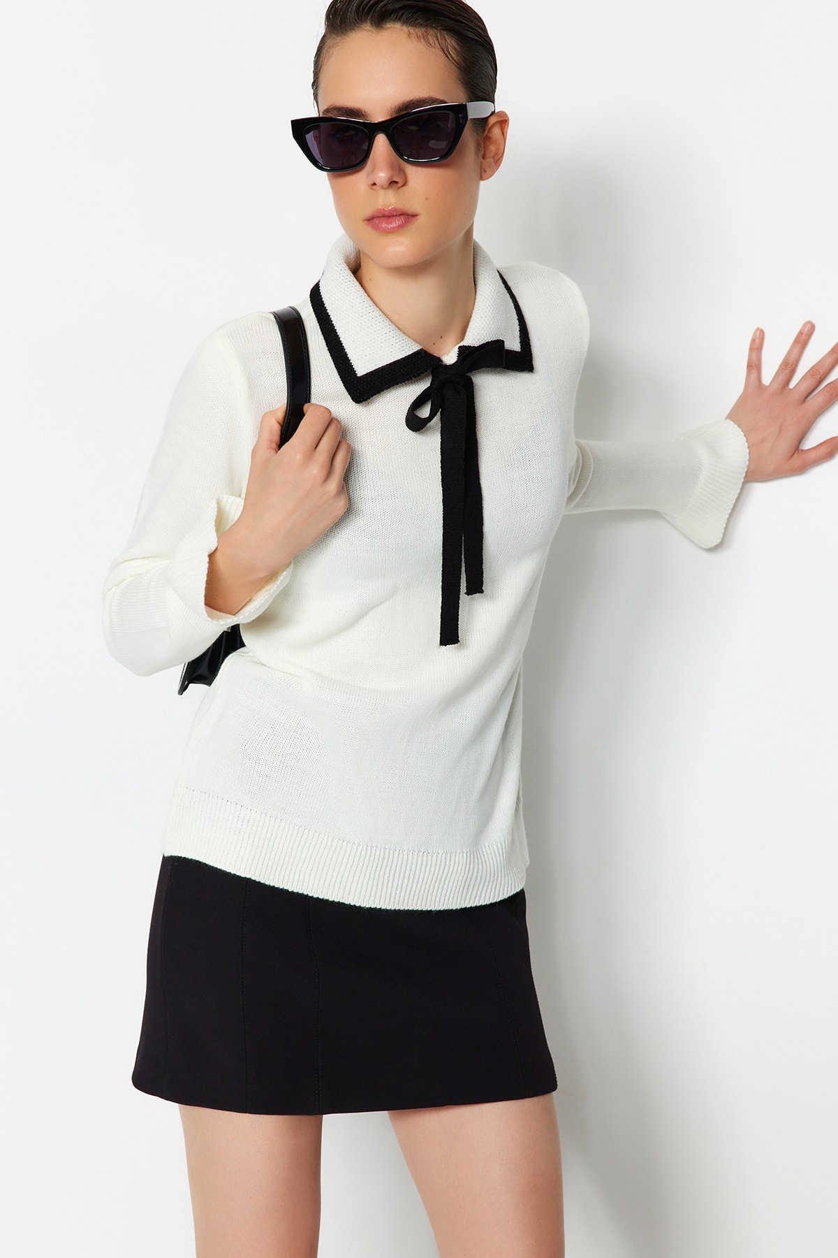 Trendyol Collection Sweter z dzianiny w kolorze ecru - wstążka i kokarda, blok kolorów Twoaw23Kz0039