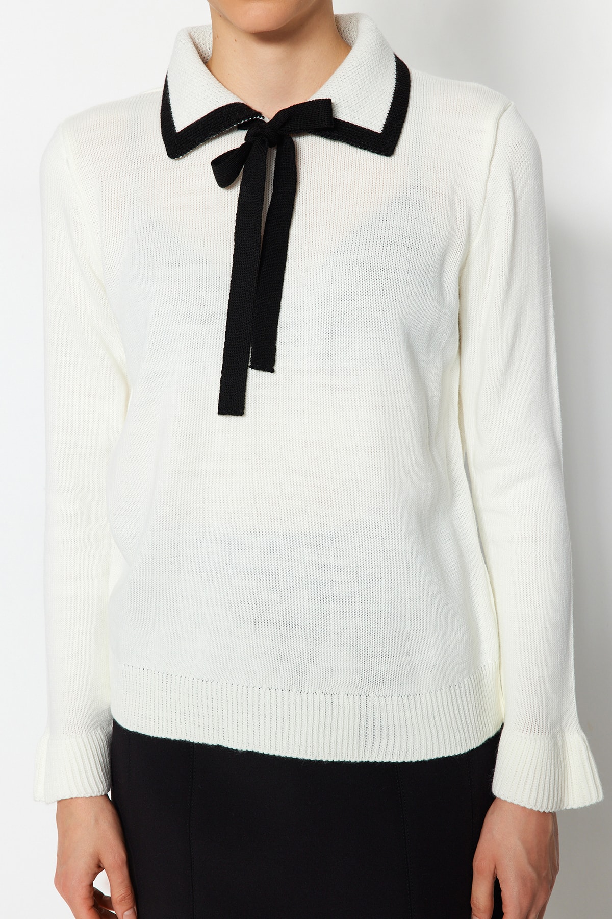 Trendyol Collection Sweter z dzianiny w kolorze ecru - wstążka i kokarda, blok kolorów Twoaw23Kz0039