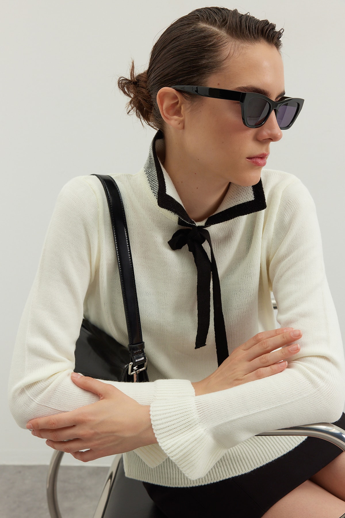 Trendyol Collection Sweter z dzianiny w kolorze ecru - wstążka i kokarda, blok kolorów Twoaw23Kz0039