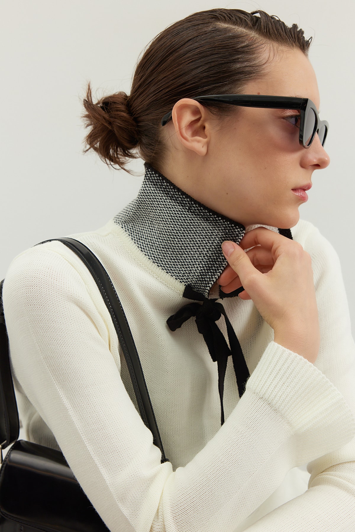 Trendyol Collection Sweter z dzianiny w kolorze ecru - wstążka i kokarda, blok kolorów Twoaw23Kz0039